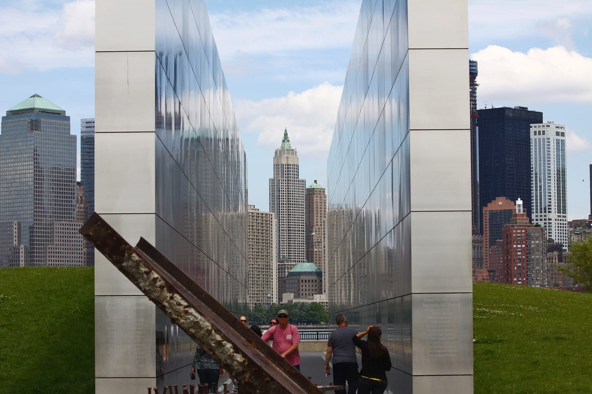 tribute, office, 9-11, world trade center, new york city, 911, cloud - sky, architecture, outdoors, building, white, remembrance, skyscraper, men, cityscape, HD Wallpaper