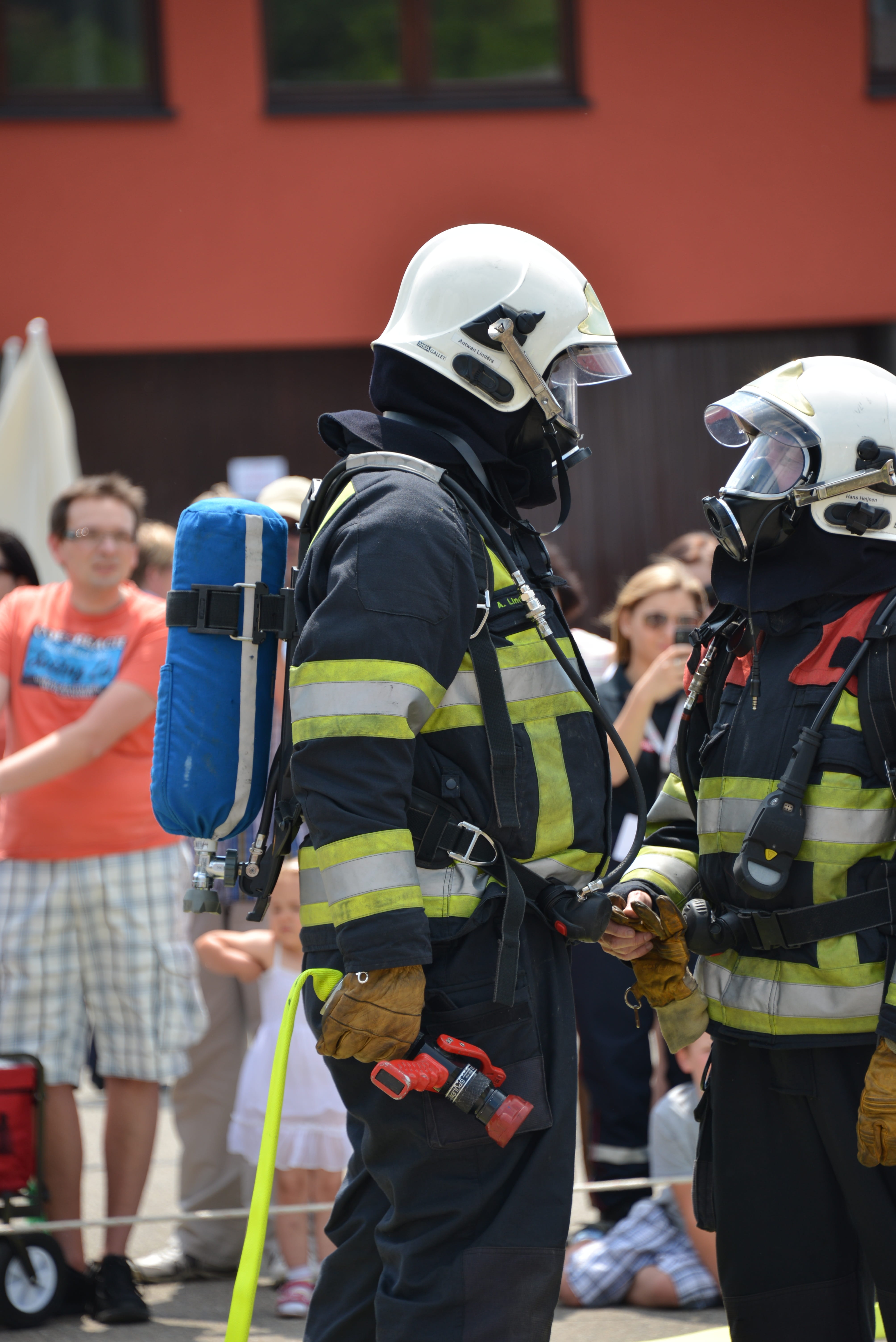brand, use, helm, headwear, fire fighter, day, safety, exercise, clothing, men, fire, delete, gas mask, 5K, protection, breathing apparatus, protective suit, Phone HD Wallpaper