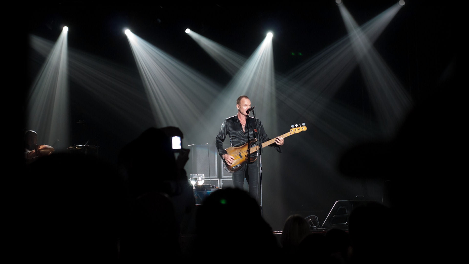 string instrument, stage - Performance Space, plucking an instrument, enjoyment, crowd, black, pop Musician, music, arts And Entertainment, guitar, singing, HD Wallpaper