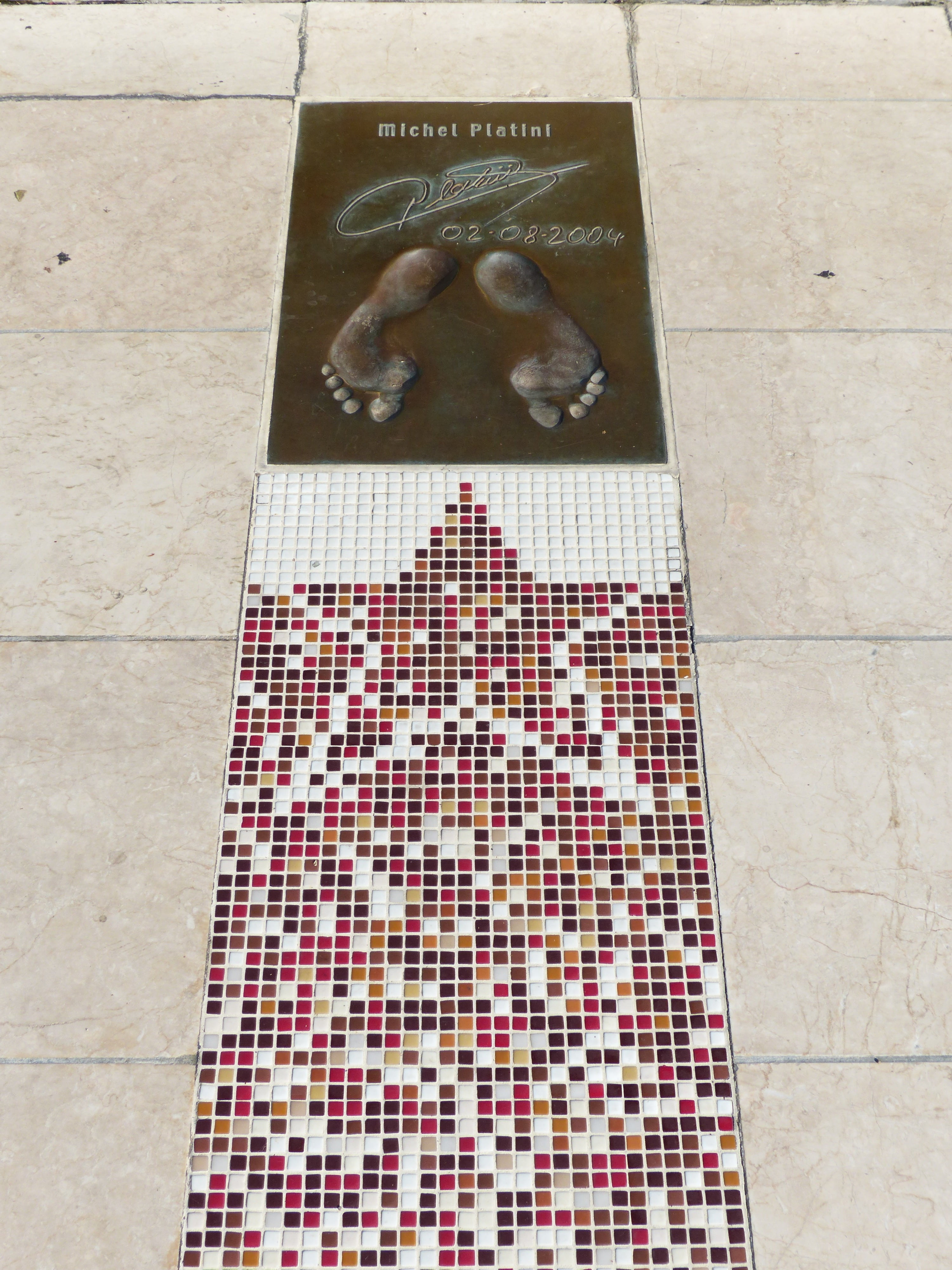 4K, text, day, golden foot, craft, star, high angle view, tile, footprint, statue, walk of fame, built structure, sculpture, indoors, footpath, monaco, Phone HD Wallpaper