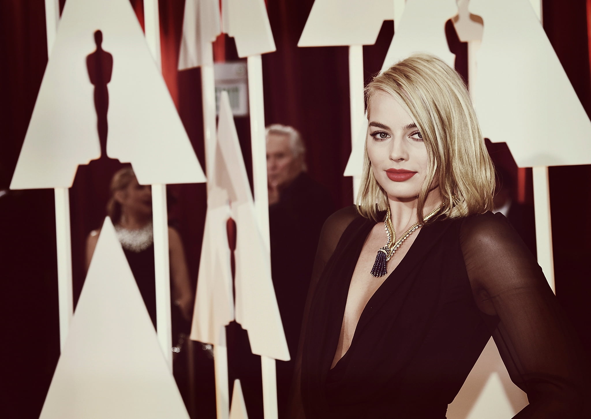 real people, smiling, portrait, blond hair, looking at camera, lifestyles, neck, adult, v, young adult, waist up, women, beauty, beautiful woman, females, HD Wallpaper