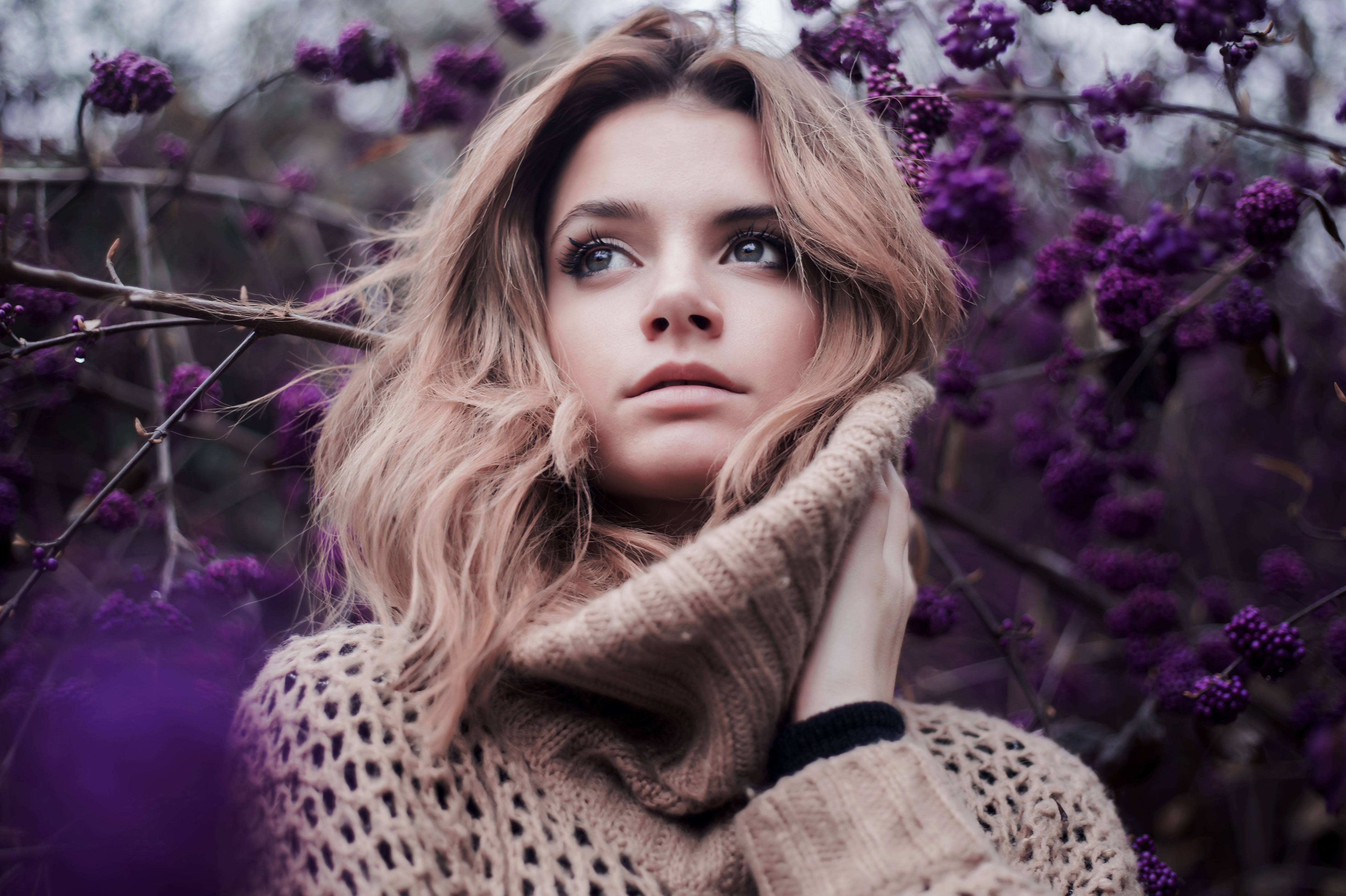 5K, sweater, face, blue eyes, women, blonde, flowers, Greta Larosa, purple flowers, HD Wallpaper