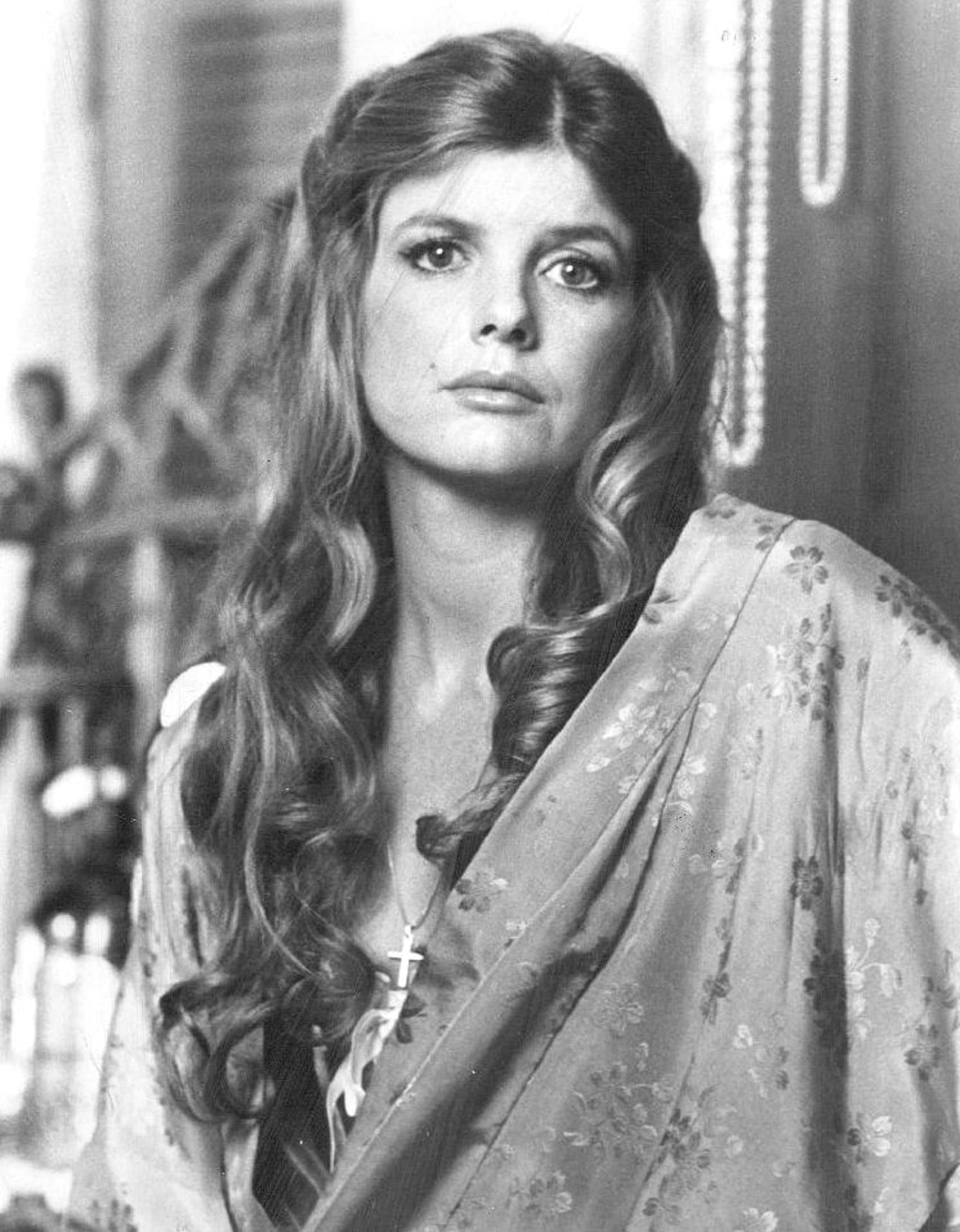 earlydate, cinema, actress, film, television, contemplation, concepts And Ideas, author, one person, female, looking at camera, long hair, individuality, Phone HD Wallpaper
