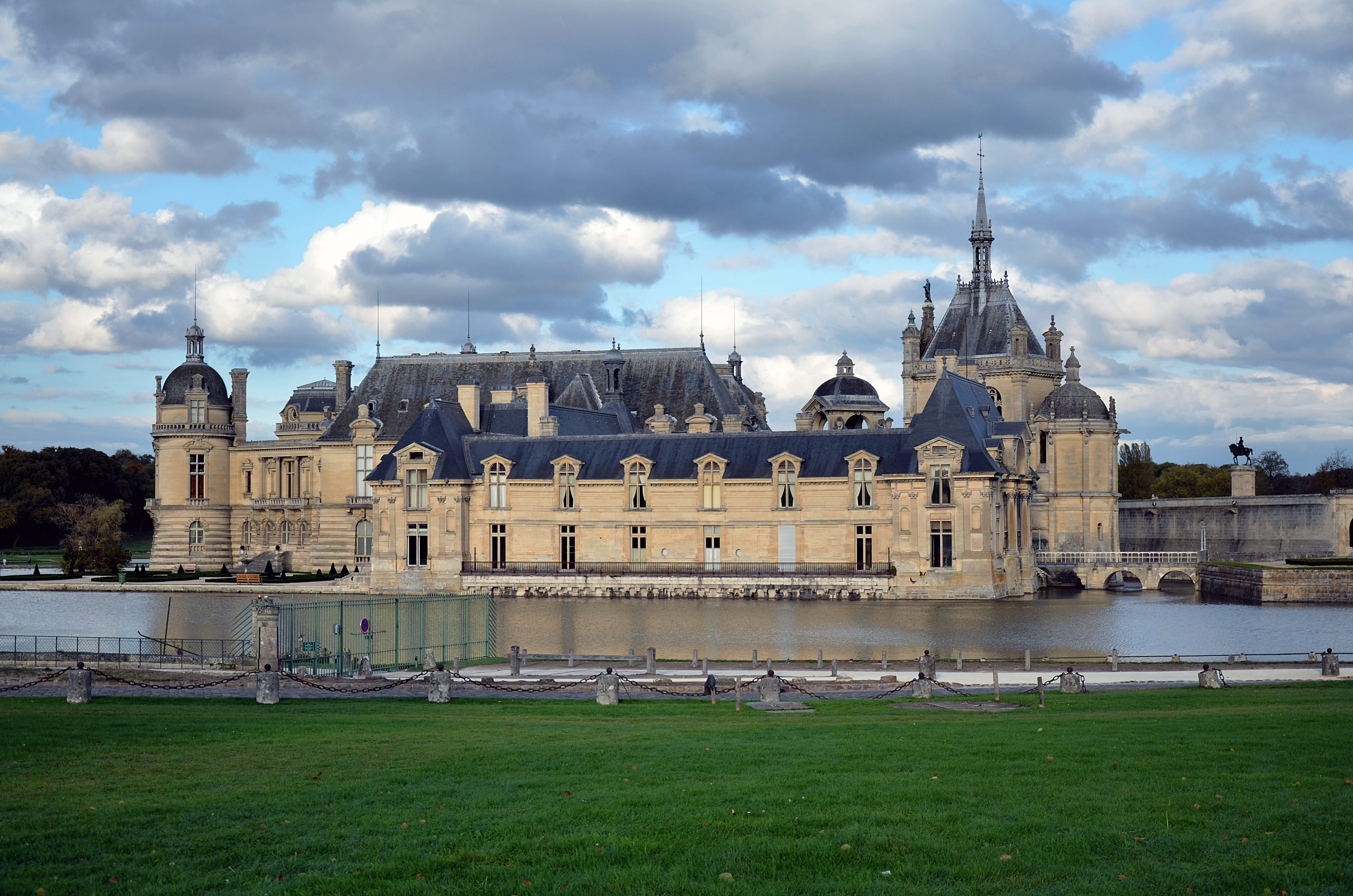 tower, oise, chantilly, cloud - sky, government, no people, palace, france, architecture, river, grass, built structure, 4K, travel destinations, lake, HD Wallpaper