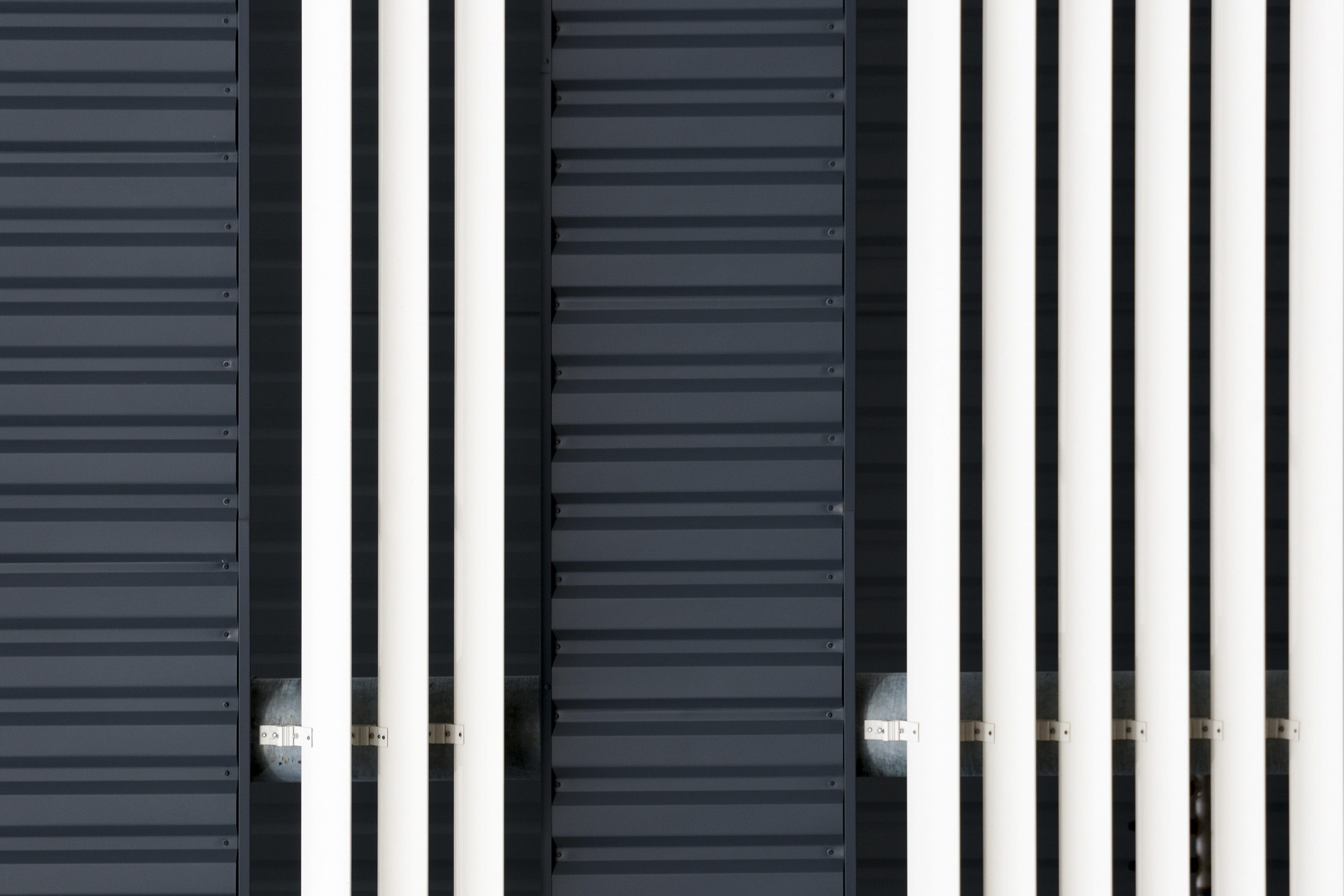 grey, wall - building feature, stripes, backgrounds, full frame, industrial, low angle view, outdoors, no people, day, blinds, vertical, white, repetition, HD Wallpaper