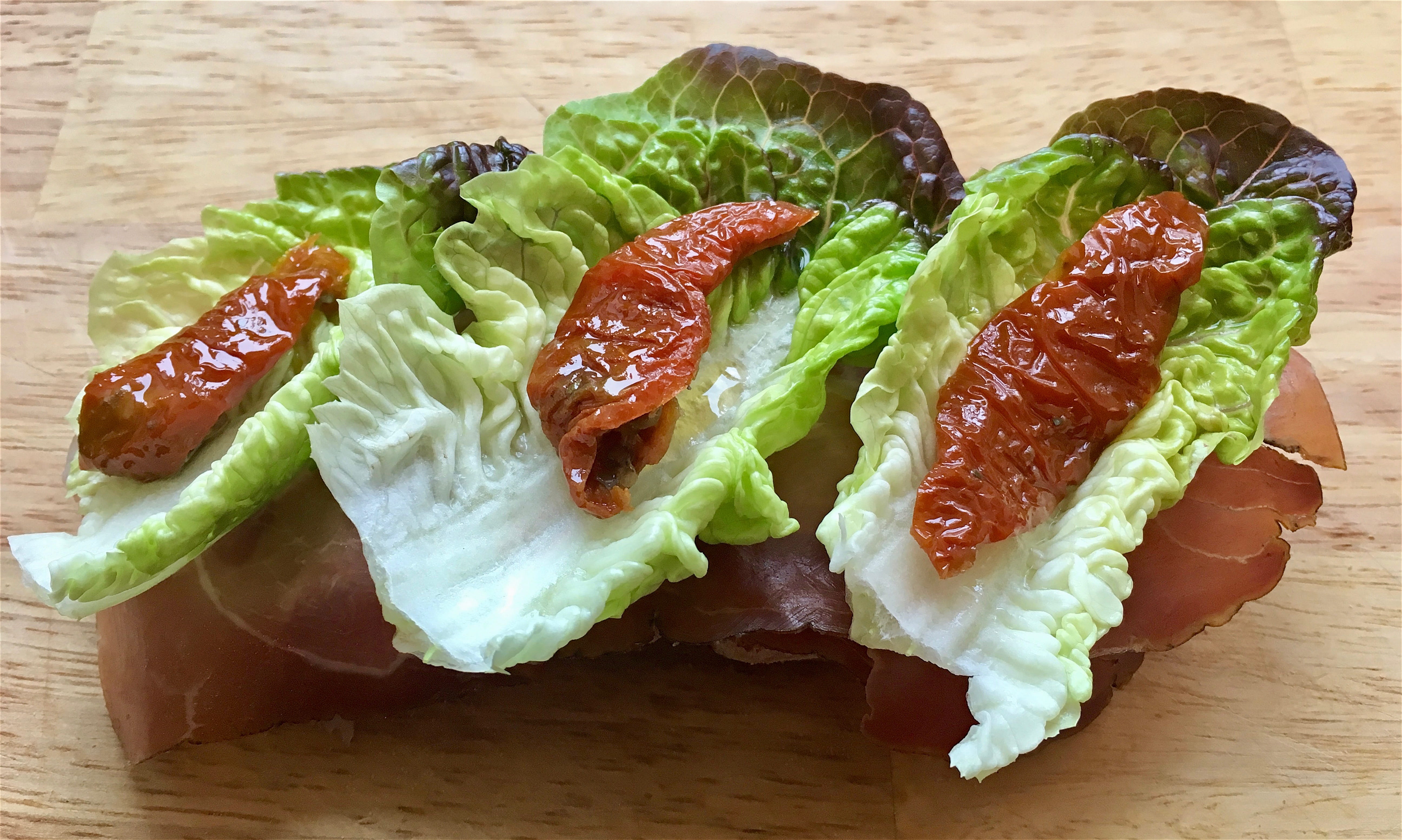 striations, food and drink, high angle view, food, wellbeing, fat, still life, wooden board, ham, salad, snack, freshness, tomatoes, open sandwich, leaves, HD Wallpaper