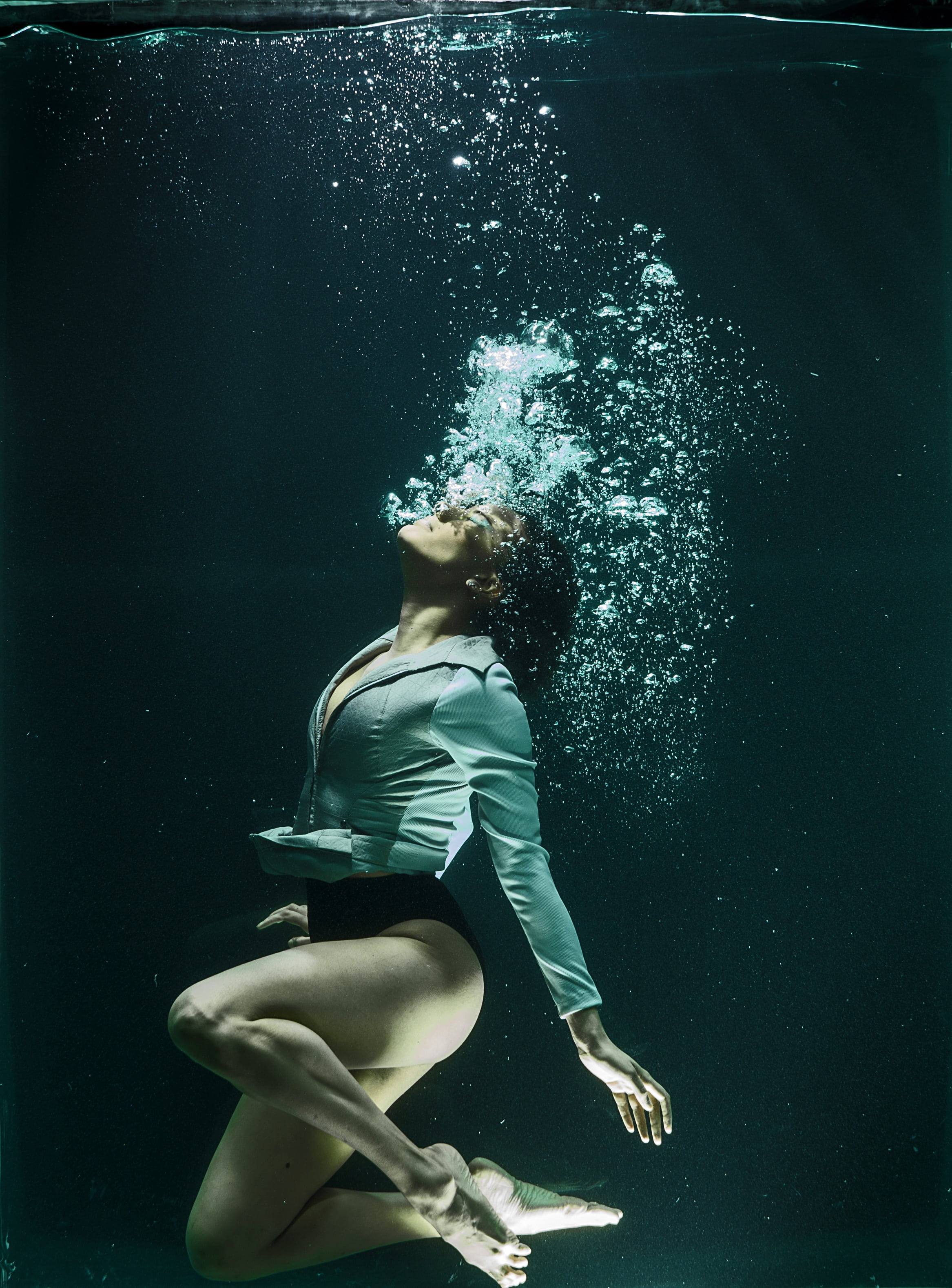 concept, deep, dom, under water, pos, tank, people, woman, adult, full length, underwater, performance, life, diving, beauty, indoors, young adult, motion, Phone HD Wallpaper