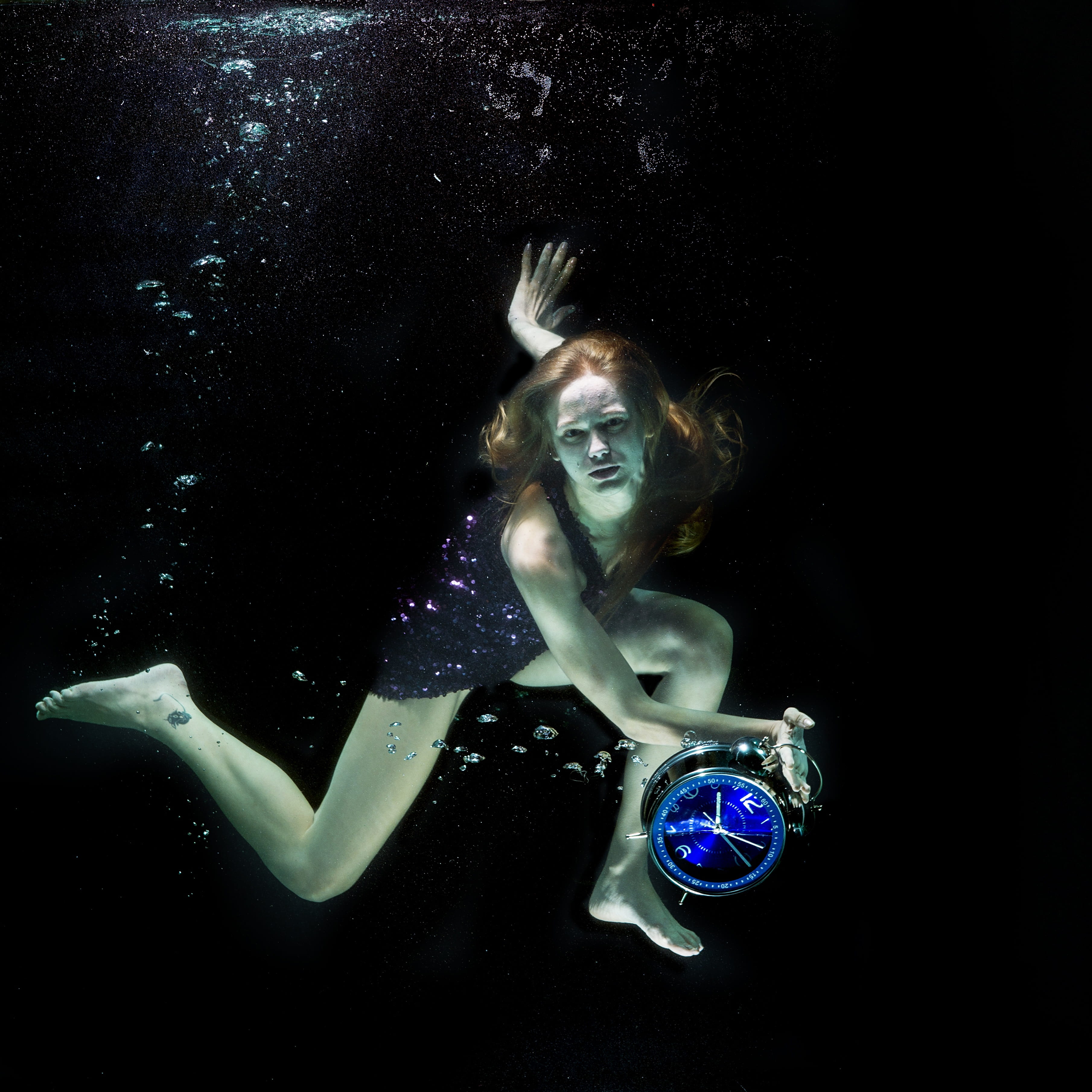 underwater, one person, model, lifestyles, under water, diving, holding, young women, full length, 2K, tank, drowning, life, concept, black, fine art, Phone HD Wallpaper