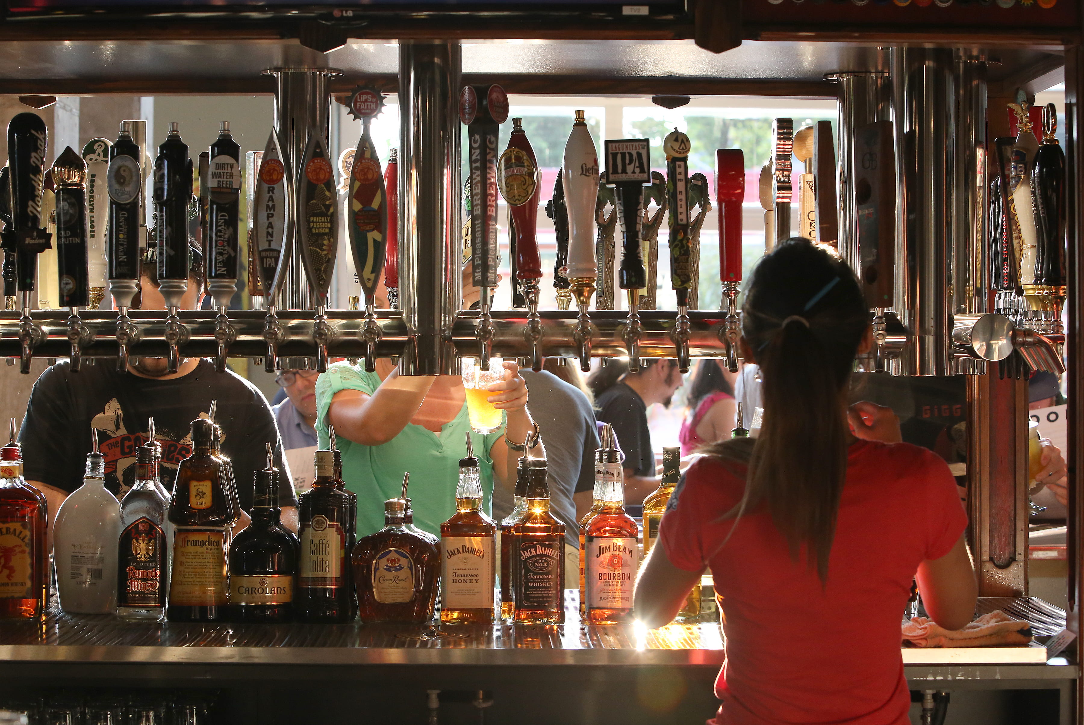 customer, indoors, beer, large group of objects, retail, store, choice, food and drink, adult, hopcat, beer bar, tap, 2K, business, buying, bottle, order, HD Wallpaper