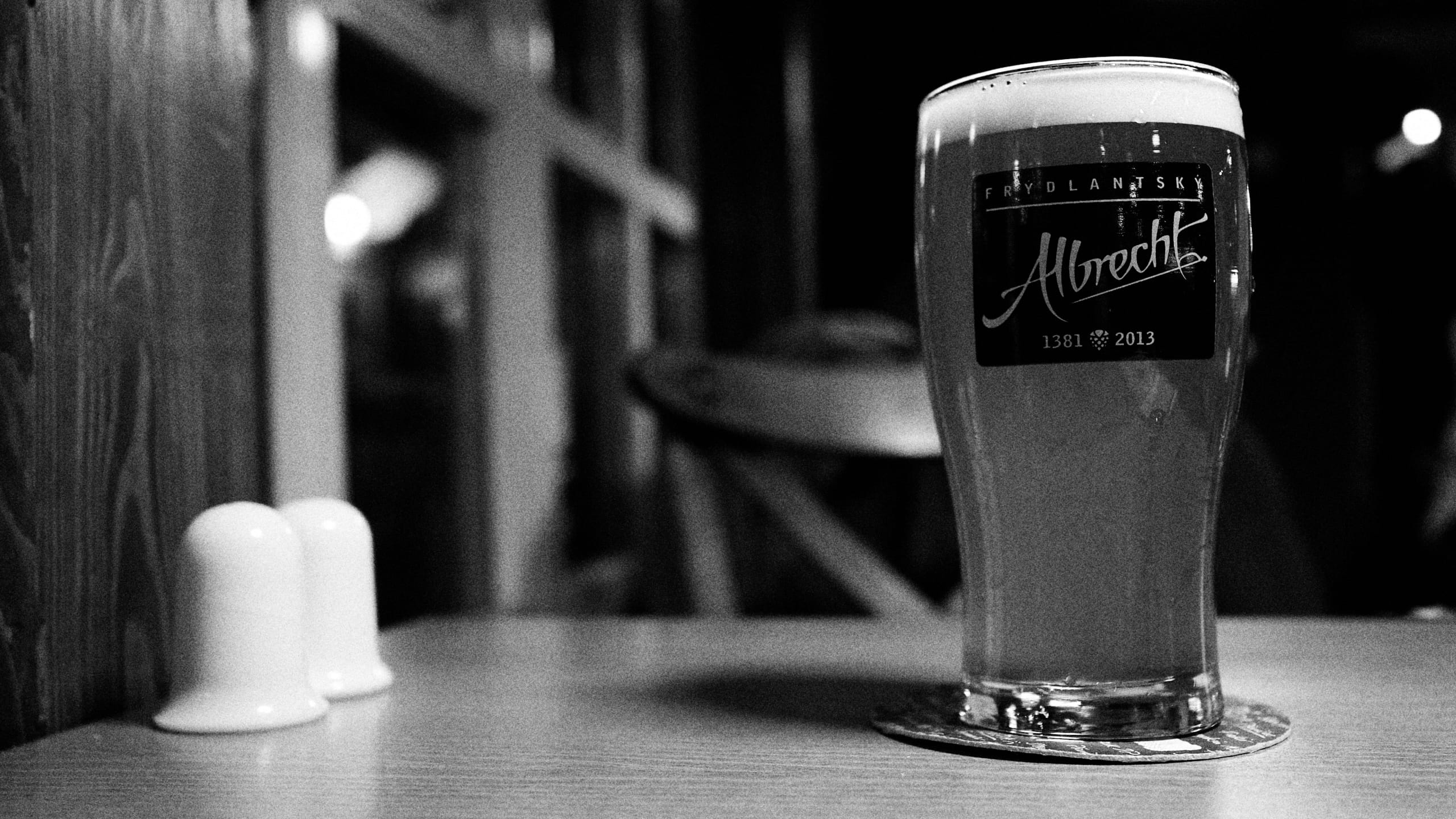 text, food, 2K, black and white, craft beer, glass - material, no people, albrech, food and drink, drinking glass, glass, indoors, restaurant, happy hour, HD Wallpaper