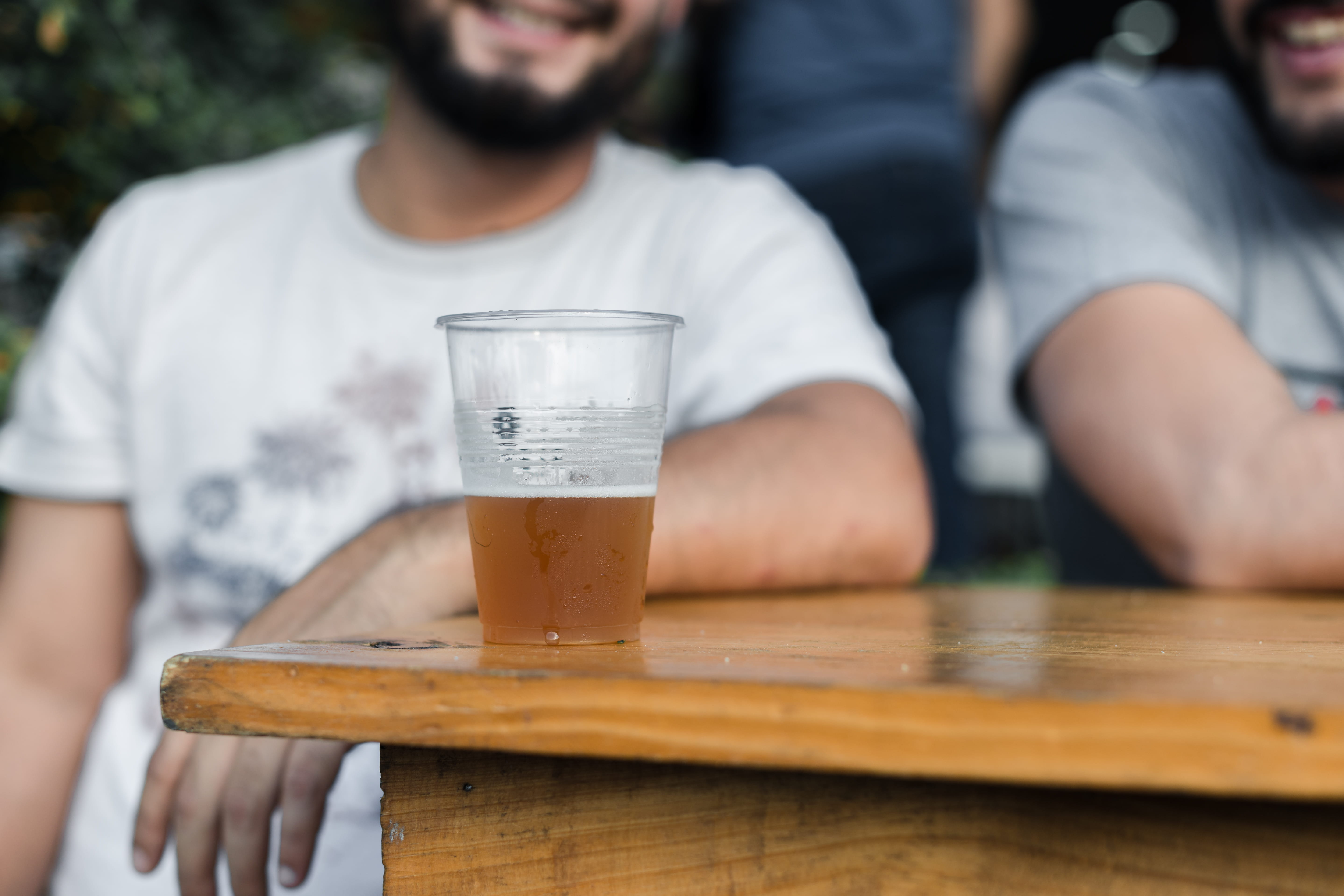 inside, leisure, sitting, beer - alcohol, lifestyles, portrait, relaxation, blur, party, craft beer, food and drink, people, top, coffee, cup, alcohol, HD Wallpaper
