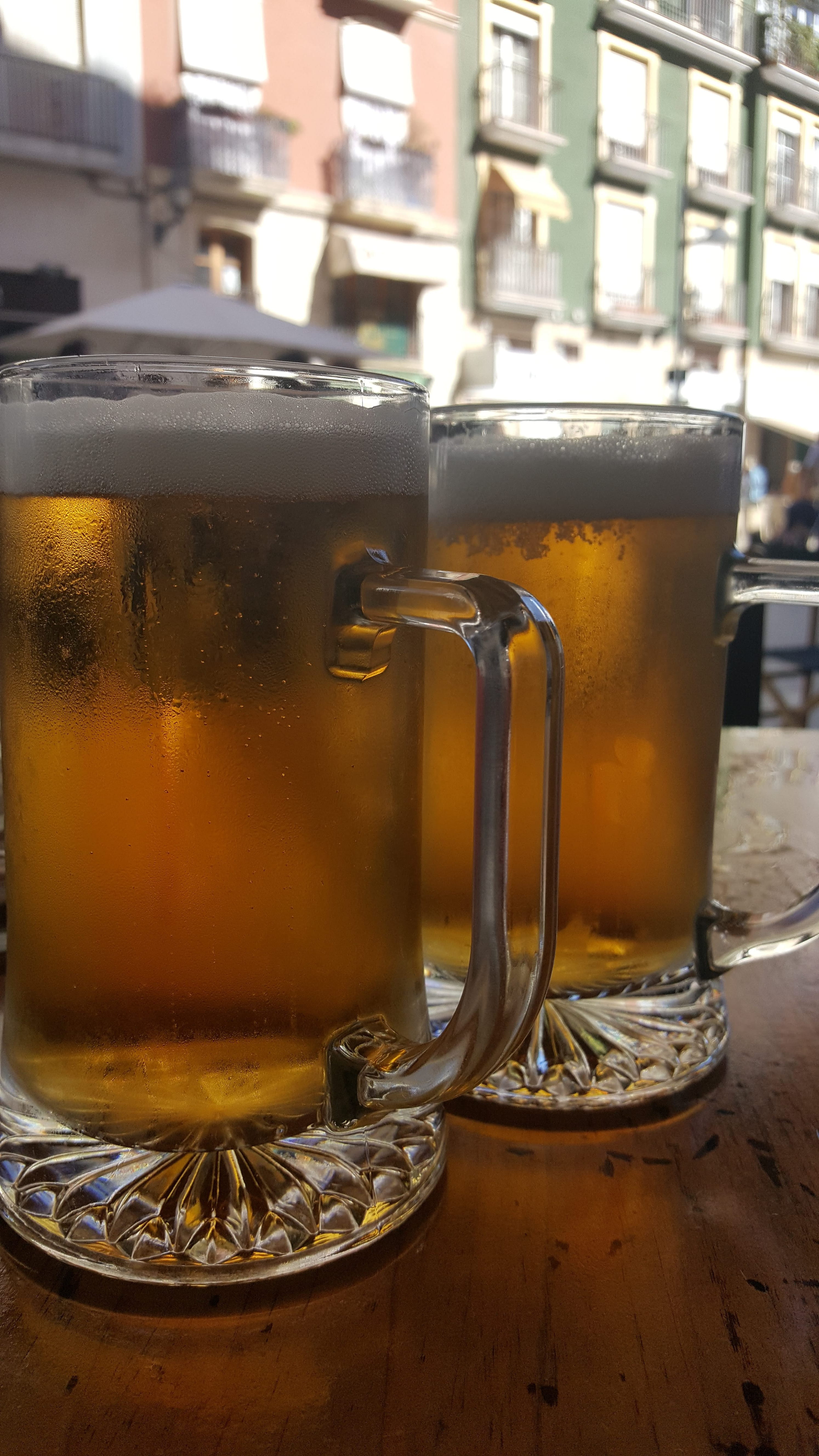 friends, freshness, close-up, glass - material, gold, celebrate, beer - alcohol, cool, party, froth, two, relaxing, drink, beverage, pub, household equipment, Phone HD Wallpaper