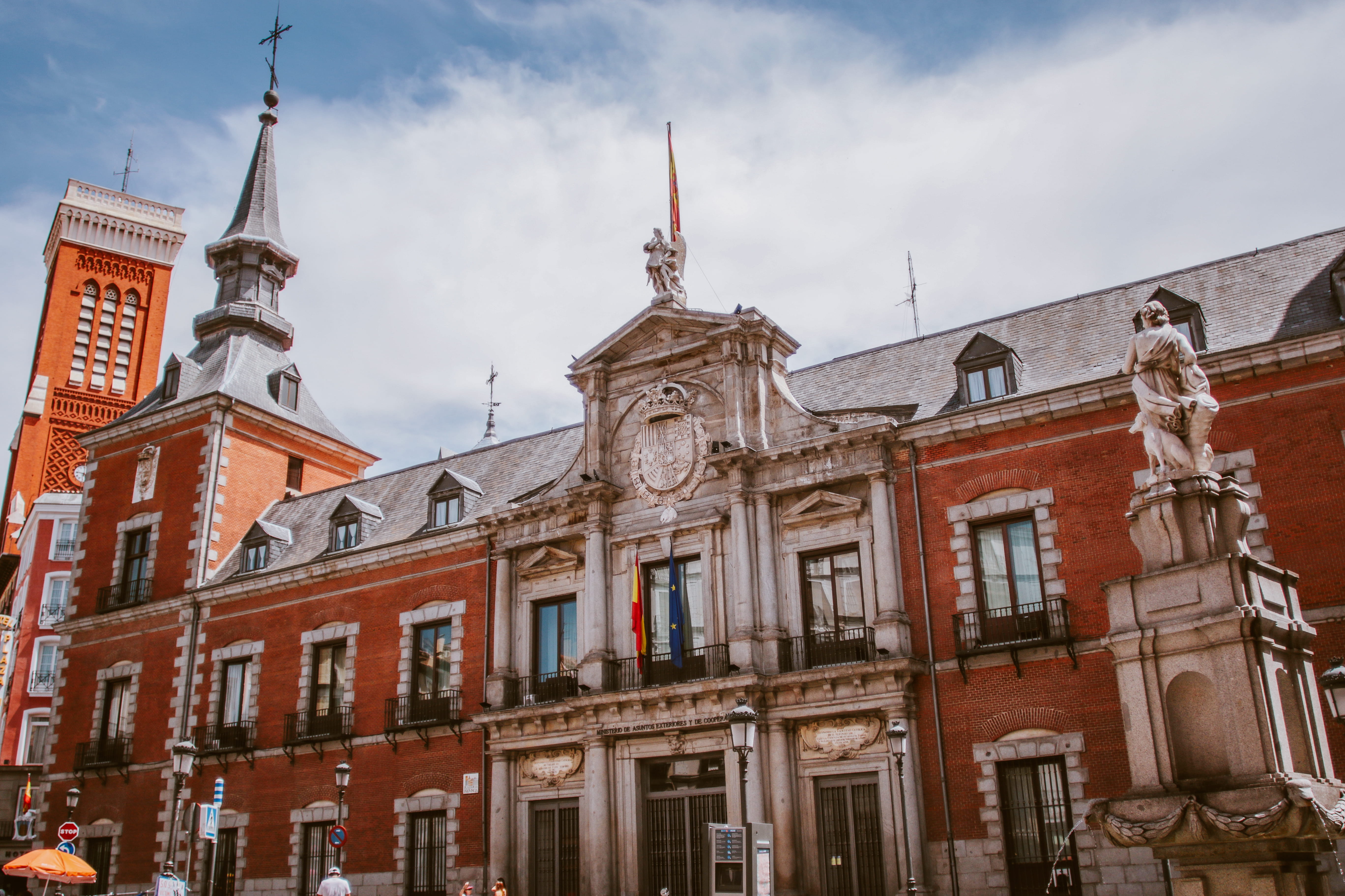 building exterior, built structure, brown, outdoors, castle, urban, brickwall, office, daylight, square, architecture, canarian, town, day, tourism, spire, HD Wallpaper