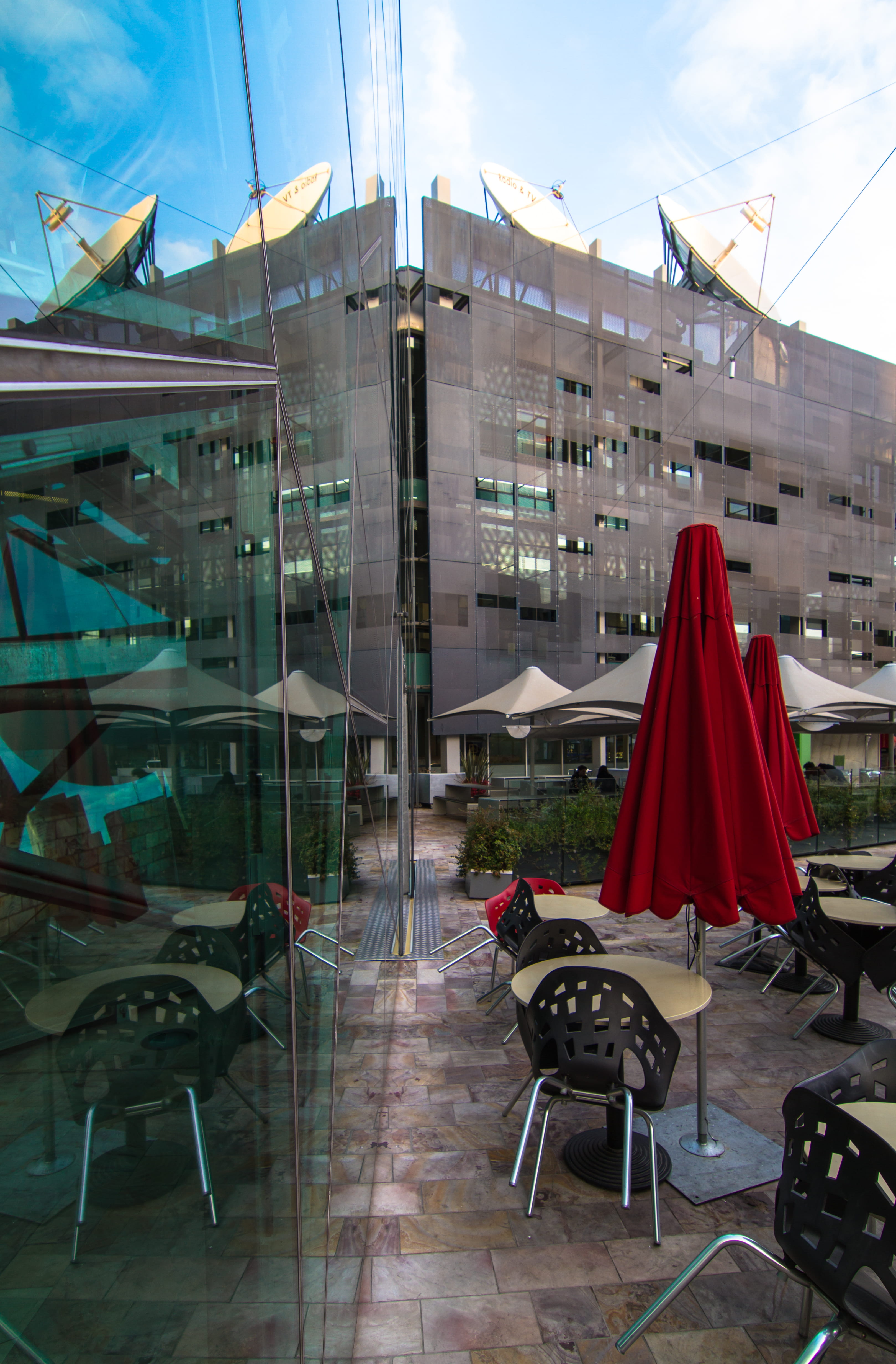 reflections, city life, seat, outdoors, city, reflection, chair, umbrella, window, melbourne, 4K, sky, transparent, square, glass, cityline, federation square, Phone HD Wallpaper