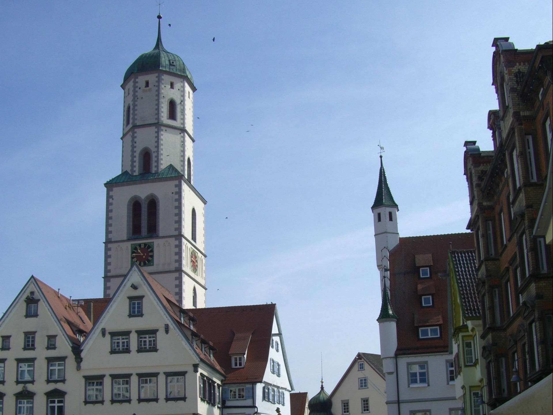 building exterior, spire, architecture, facades, city, 1080P, tower, built structure, religion, biberach, outdoors, clock, history, residential district, HD Wallpaper