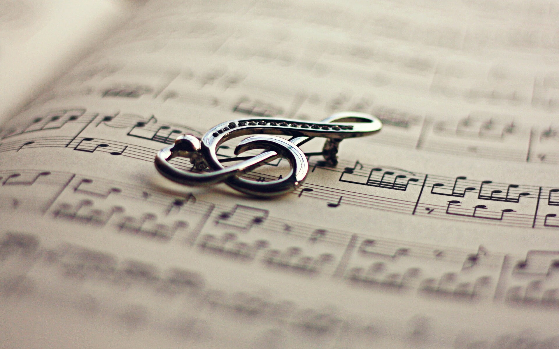 text, selective focus, two objects, sheet Music, note, no People, concepts, badge, pendant, high angle view, clef, key, silver, musical Note, communication, HD Wallpaper