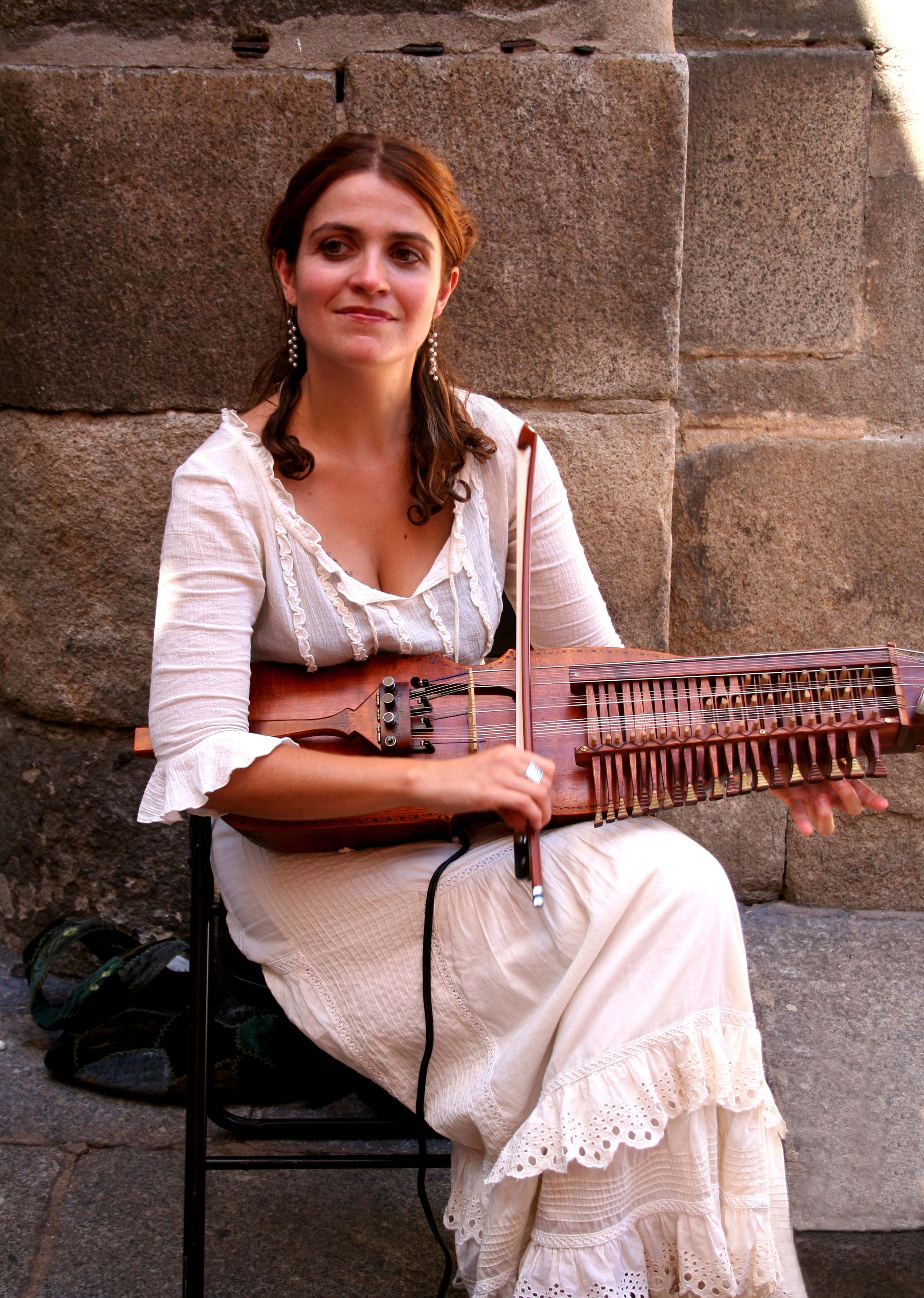 lifestyles, looking at camera, hairstyle, performance, street musician, sitting, one person, toledo spain, keyed violin, entertainment, antique, violin teclada, Phone HD Wallpaper