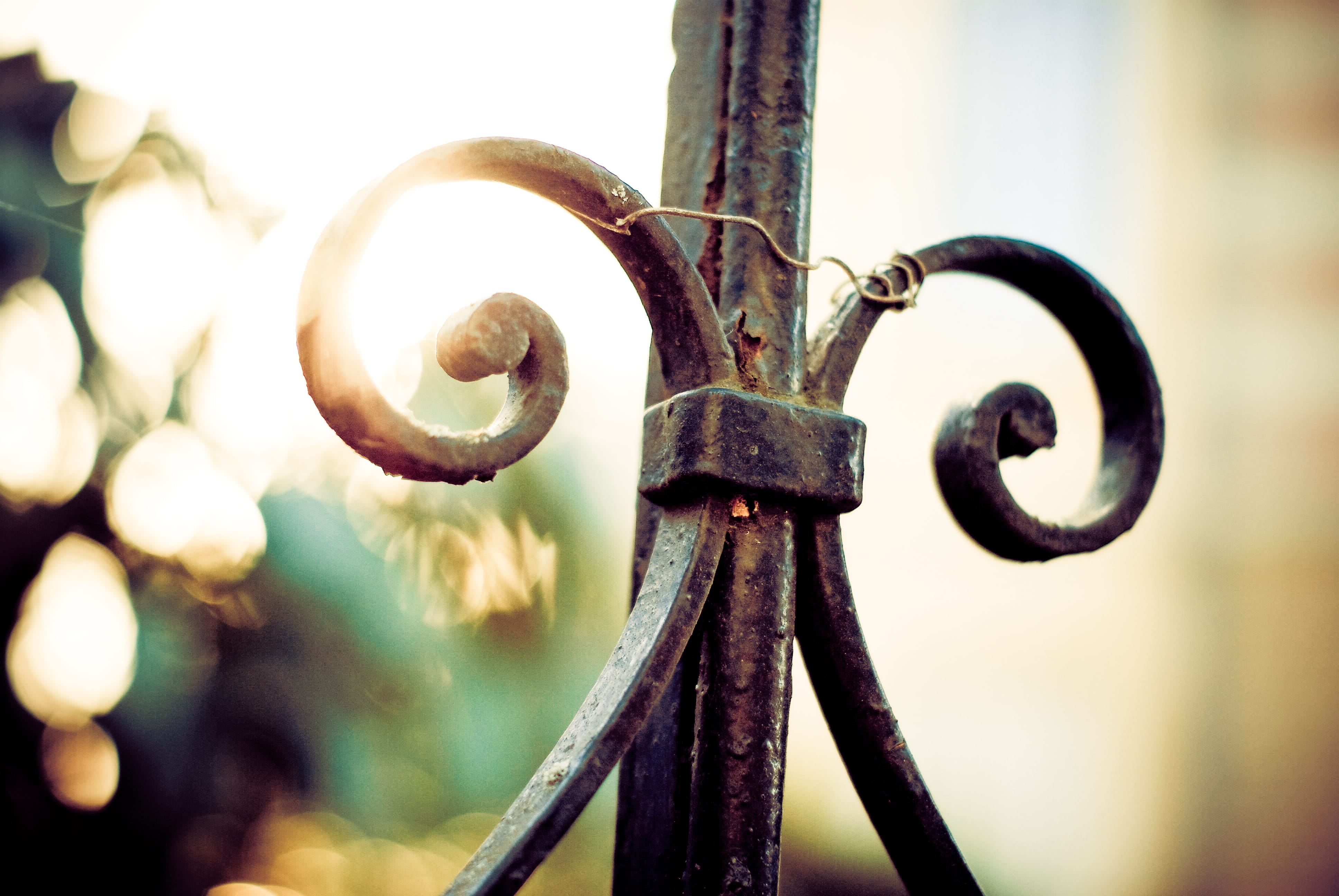 shallow, lock, focus on foreground, wrought iron, nature, shape, light, bokeh, old, wire, day, iron, lights, outdoors, garden, 4K, bright, metal, dijon, HD Wallpaper