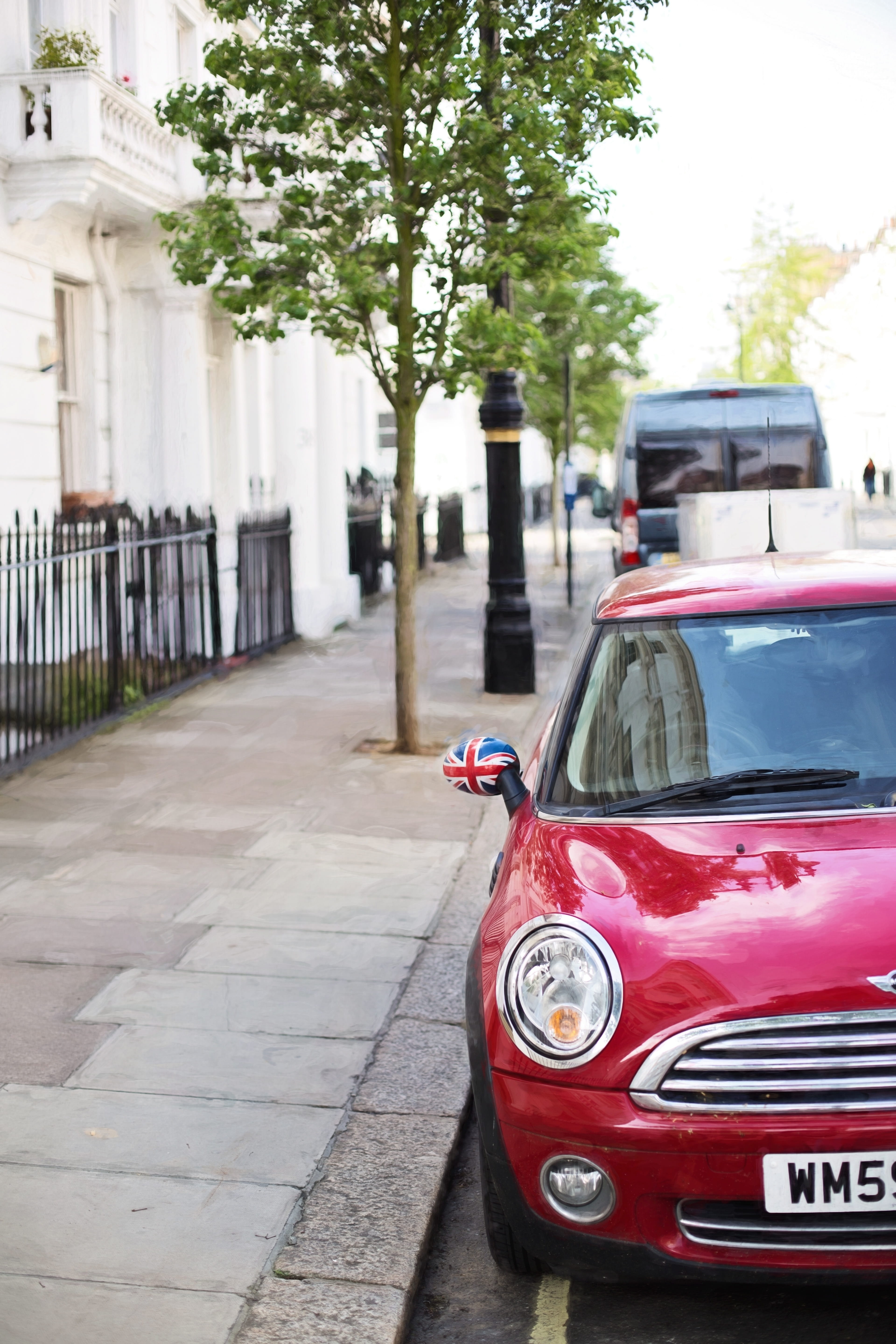 daytime, focus on foreground, building, architecture, parked, uk, transportation, england, london, plant, outdoors, mode of transportation, gray, mini, Phone HD Wallpaper