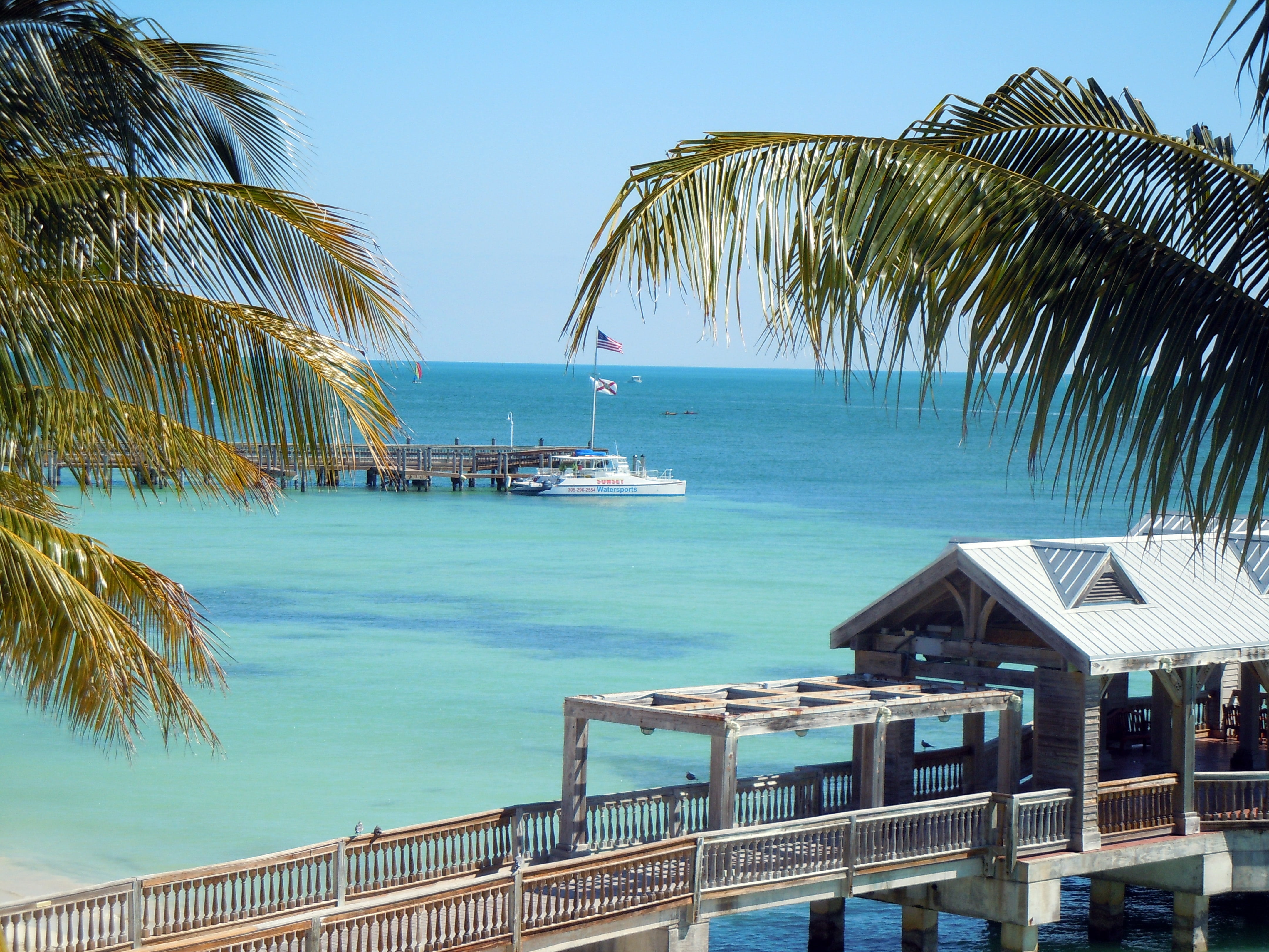 tourist Resort, tranquil scene, tree, tranquility, railing, outdoors, water, paradise, vacations, sea, key west, horizon, 4K, beauty in nature, nature, HD Wallpaper
