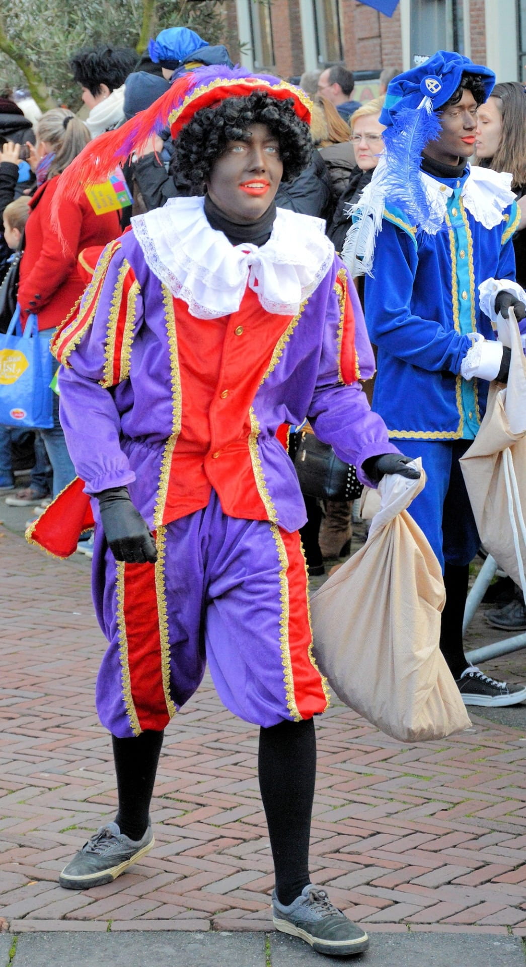 tradition, clothing, street, lifestyles, women, carnival, men, festivity, event, festive, celebration, people, sister, 1080P, mask, holland, group of people, Phone HD Wallpaper