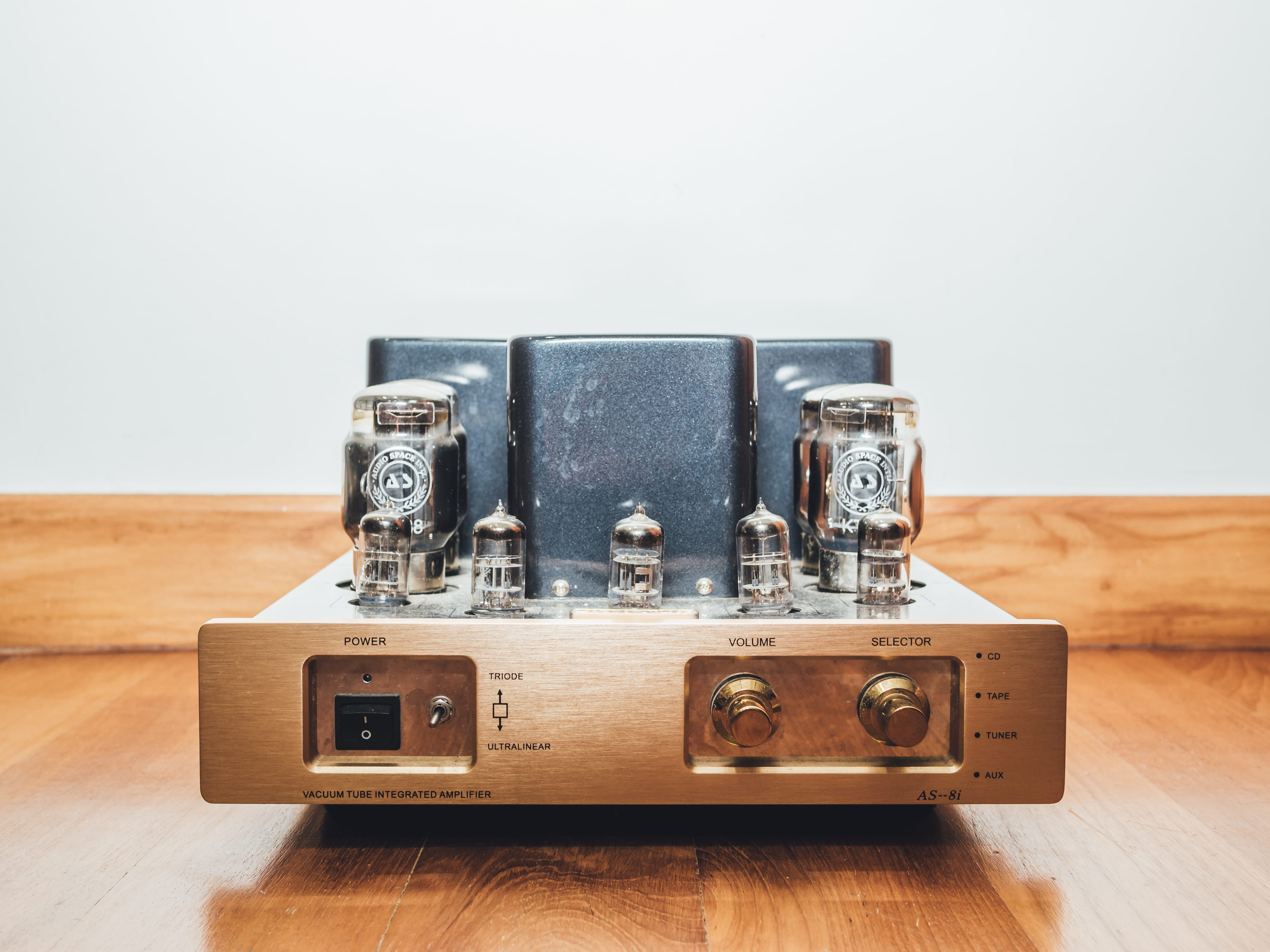 4K, wooden floor, connection, retro styled, cb, white background, table, copy space, brown, single object, antique, radio, still life, equipment, wood - material, HD Wallpaper