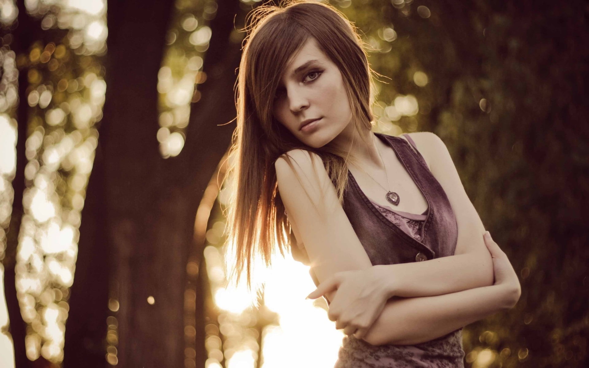 1080P, sunlight, women outdoors, brunette, necklace, arms crossed, model, arms on chest, women, HD Wallpaper