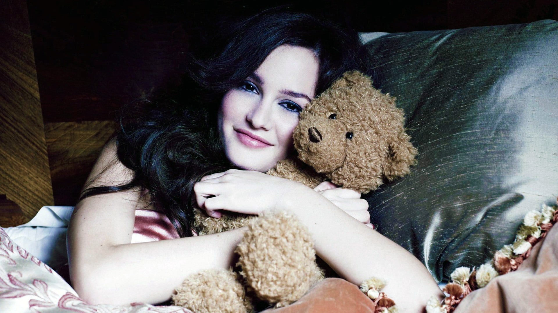 teddy, leighton meester, actress, bears, smiling, hugging, meester, teddy bears, leighton, 1080P, HD Wallpaper