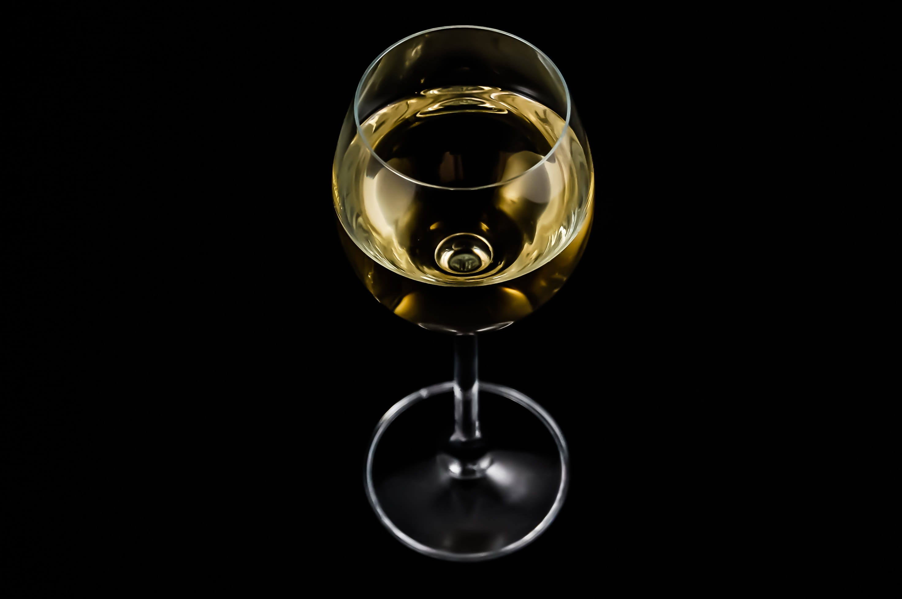 close-up, transparent, drinking glass, dark, refreshment, 2K, food and drink, wine, glass, chardonnay, black background, alcohol, drink, studio shot, household equipment, HD Wallpaper