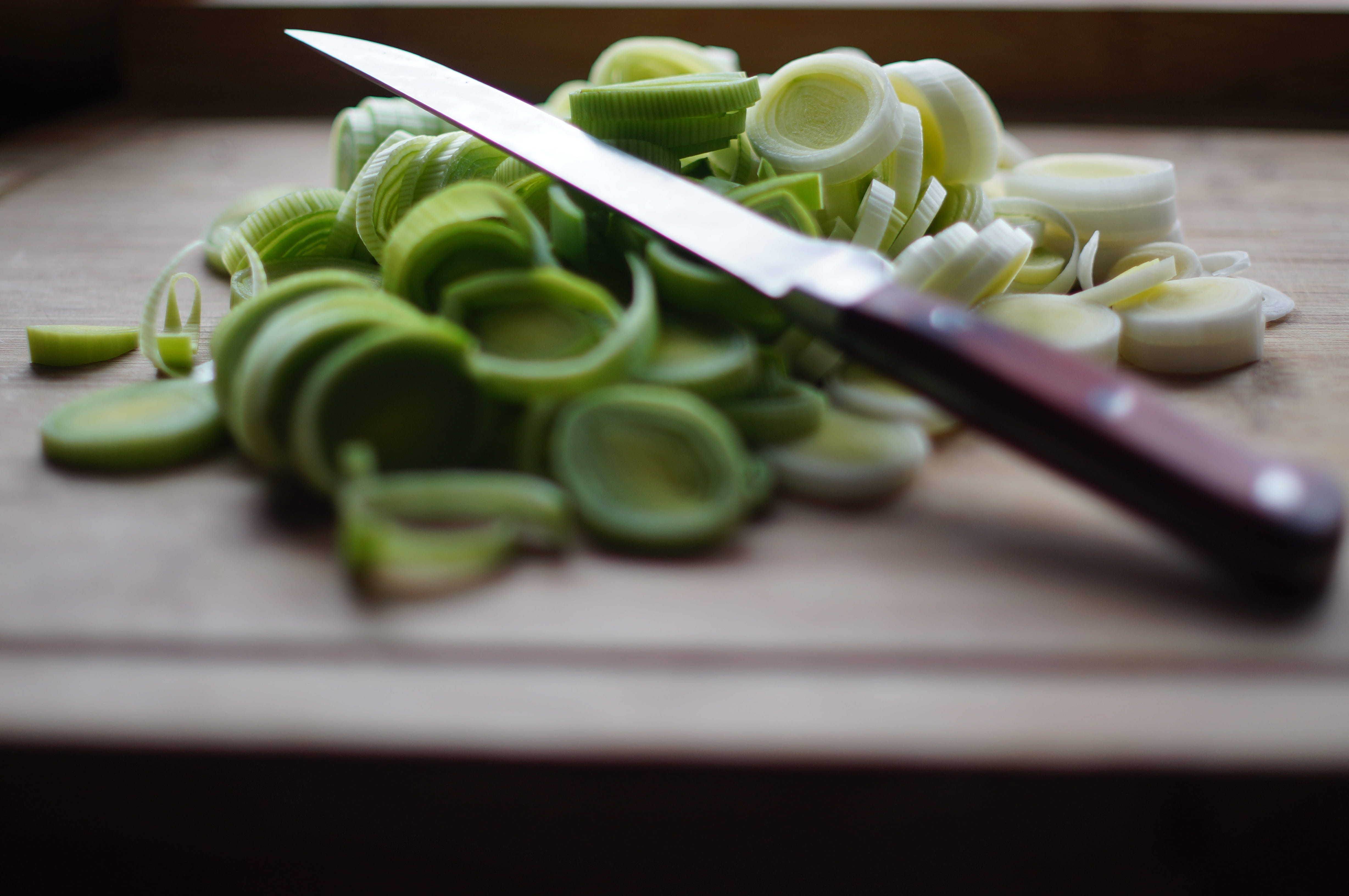 chopped, wellbeing, food and drink, close-up, kitchen knife, vegetables, wooden cutlery, studio shot, onion, no people, raw food, healthy eating, sliced, HD Wallpaper