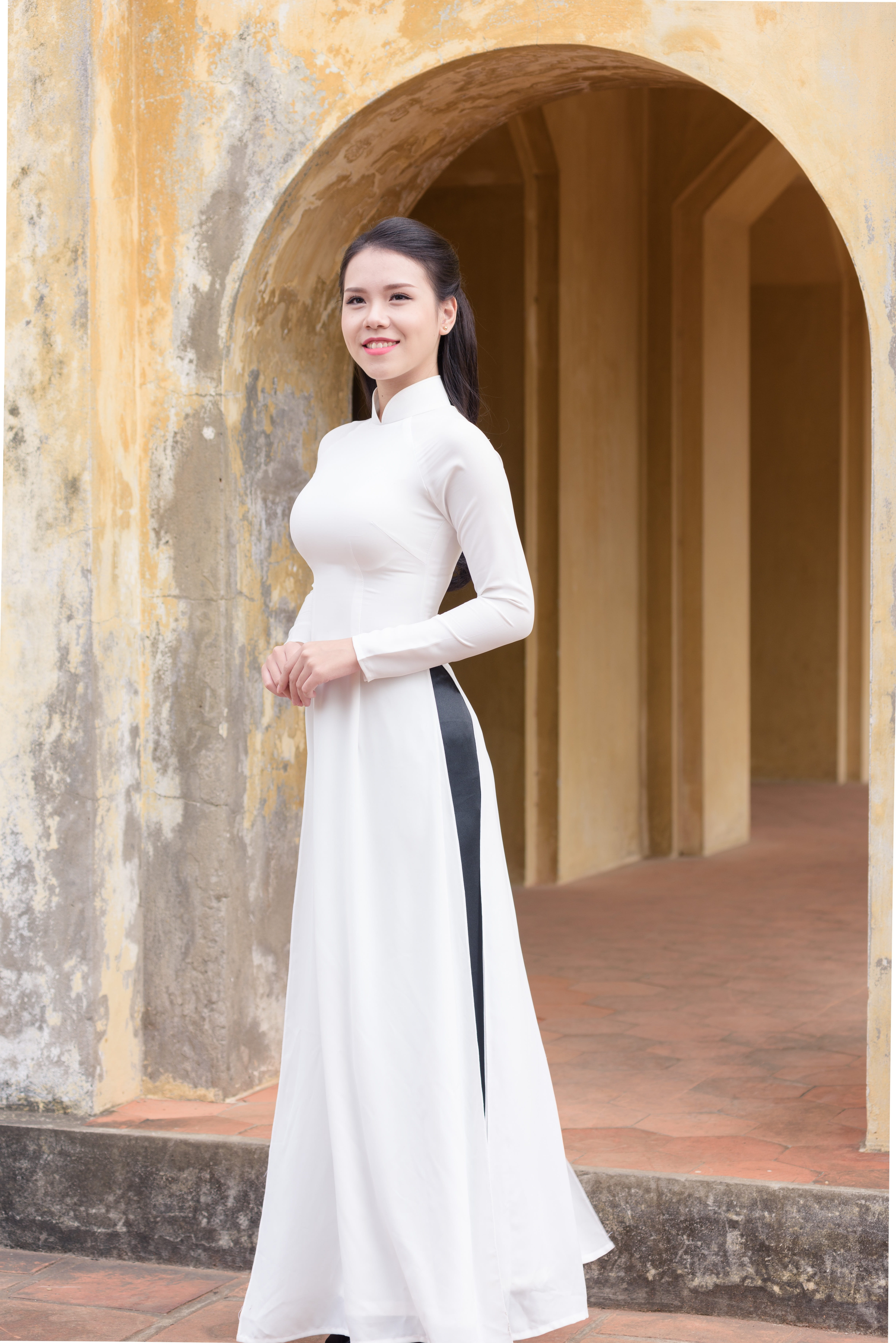 clothing, real people, female, outdoors, architectural column, young women, full length, hanoi, young, happiness, lifestyles, portrait, fashion, architecture, Phone HD Wallpaper