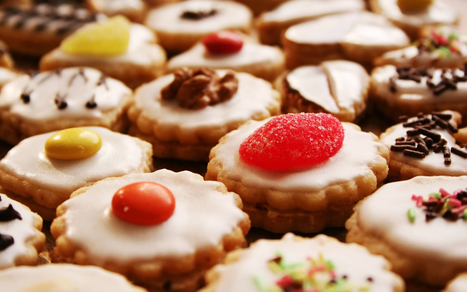 icing, chocolate, sweet Food, cupcakes, cakes, 1080P, candy, baked pastry item, studio Shot, cake, fruit, selective Focus, close-up, fillings, macro, indoors, HD Wallpaper
