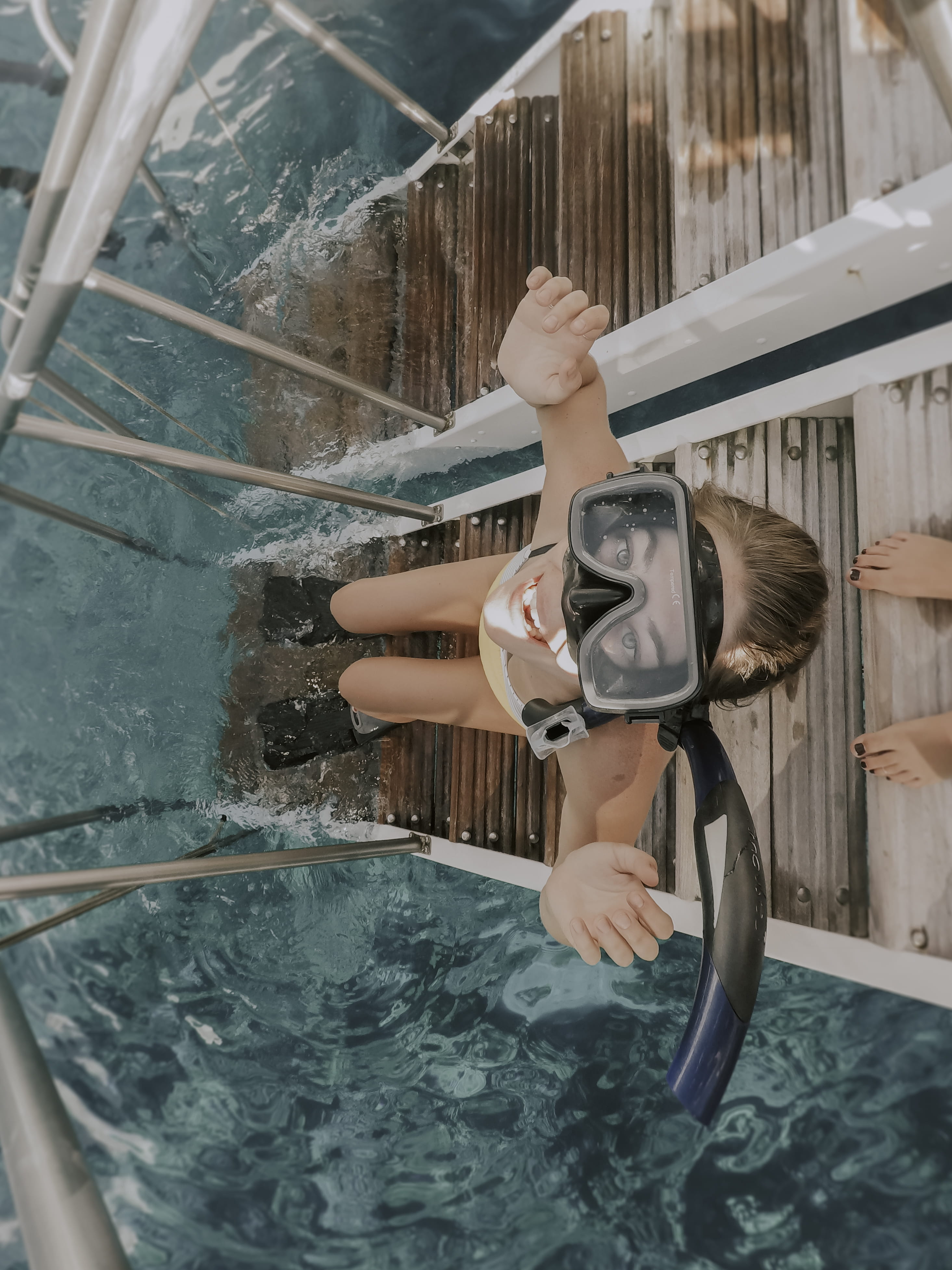 men, holding, 4K, apparel, maui, tub, snorkling, hot tub, young women, clothing, real people, one person, banister, human, person, sport, blue, snorkel, Phone HD Wallpaper
