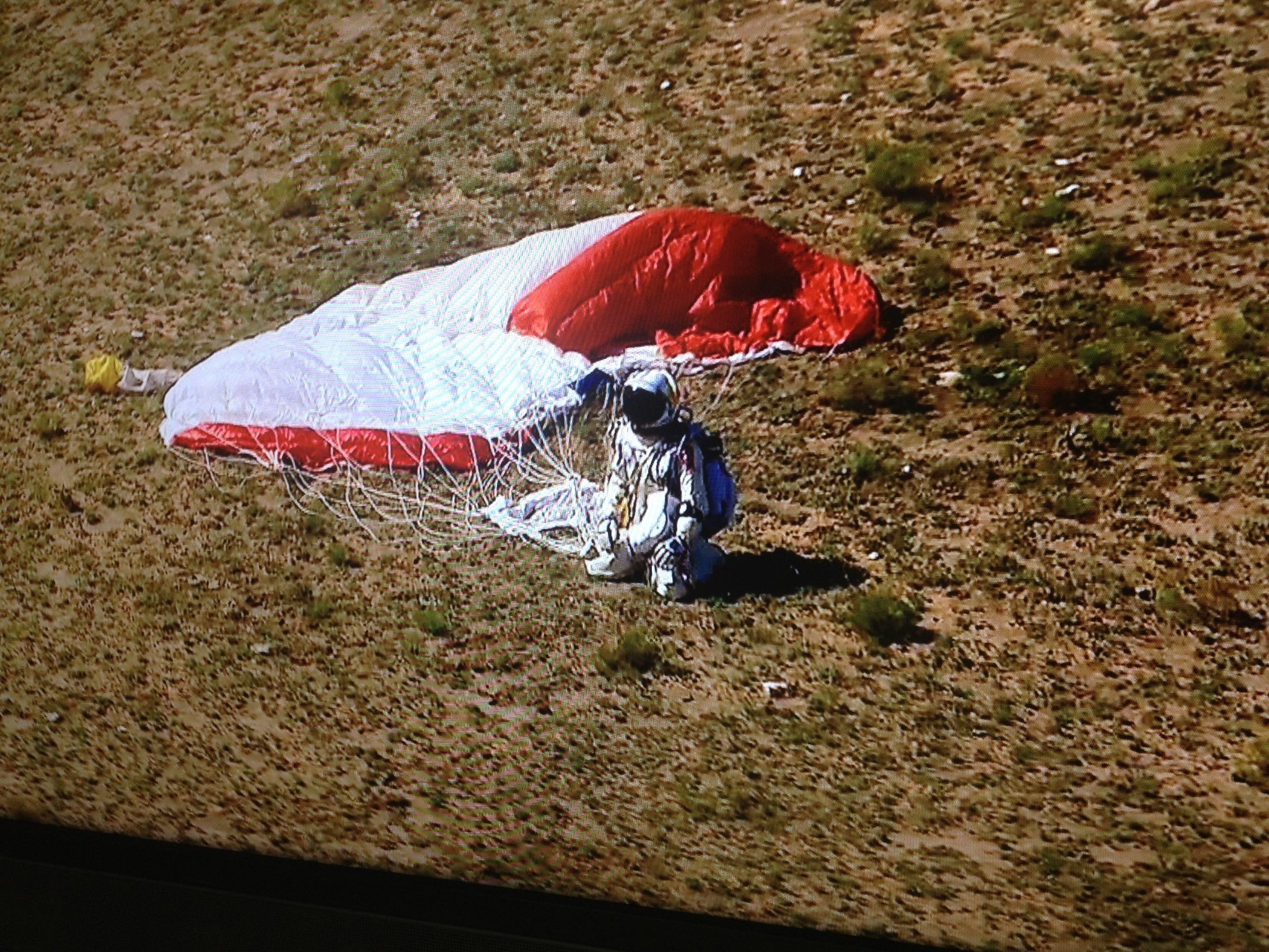 parachute, landing, red, 1080P, bull, felix, ground, kneeling, baumgartner, stratos, HD Wallpaper