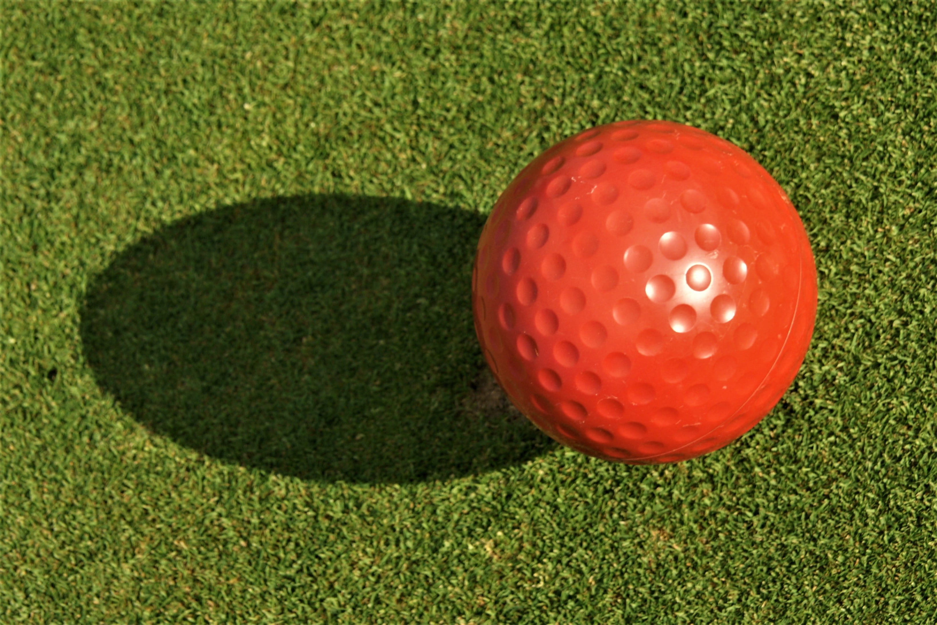 hobbies, 2K, Tee, competition, red, high angle view, recreational Pursuit, at the edge of, hole, sport, Ball, outdoors, ball, green Color, circle, golf, HD Wallpaper