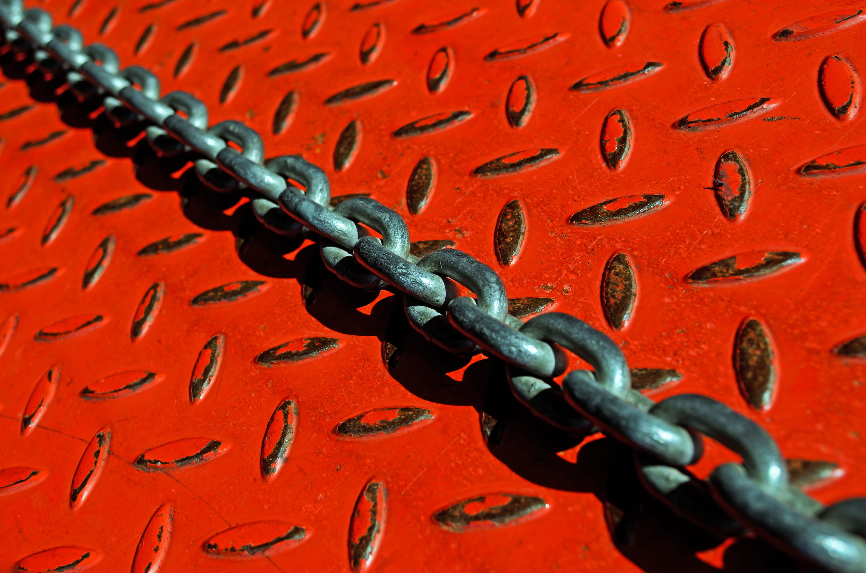 protection, red, design, outdoors, connection, steel, eye, Chain, 2K, coat, selective focus, Background, red color, Metal, backgrounds, fence, day, focus on foreground, HD Wallpaper