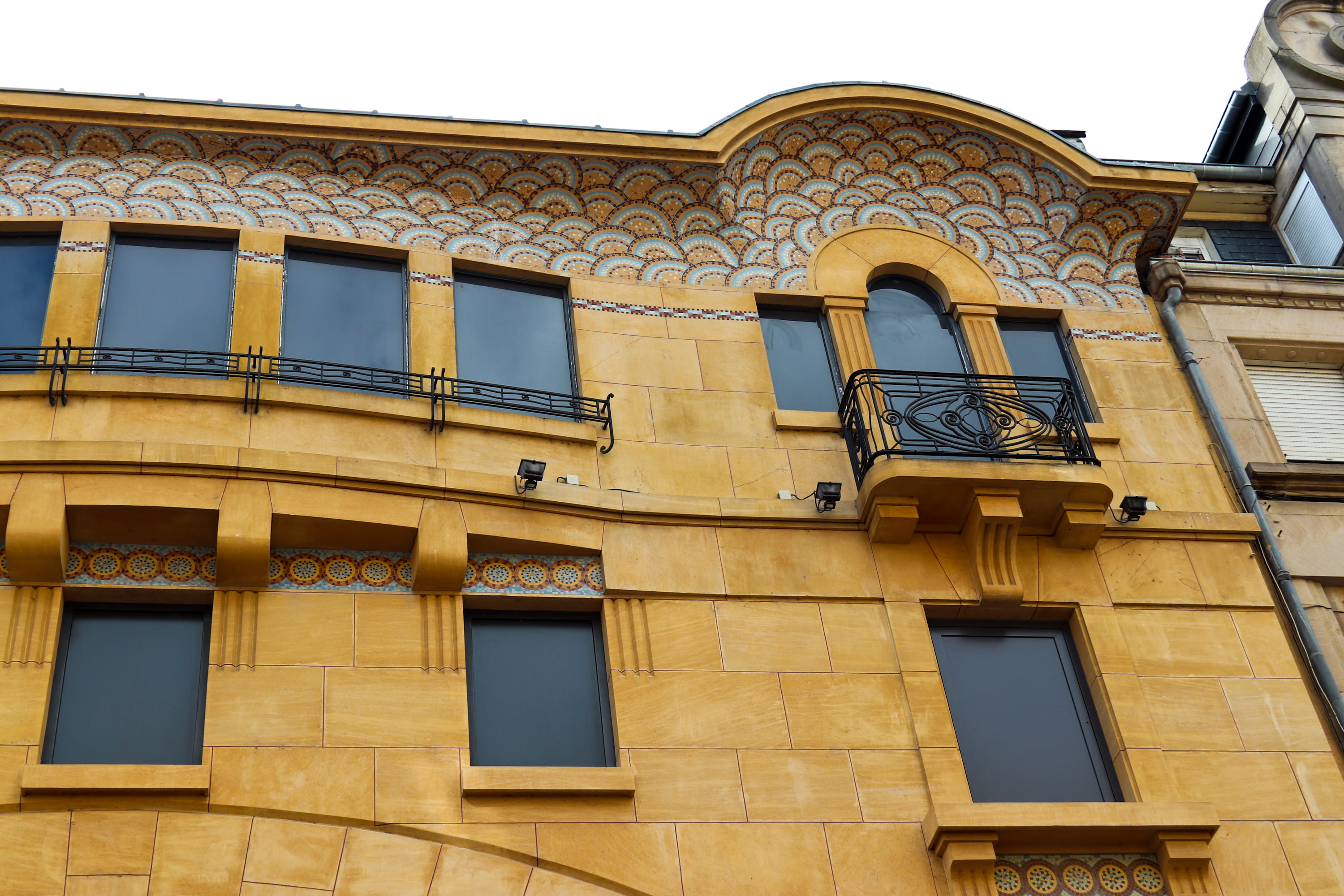 art deco, low angle view, ironwork, arch, built structure, day, metz, nature, glass - material, clear sky, twenties, mosaic, no people, balcony, the past, HD Wallpaper