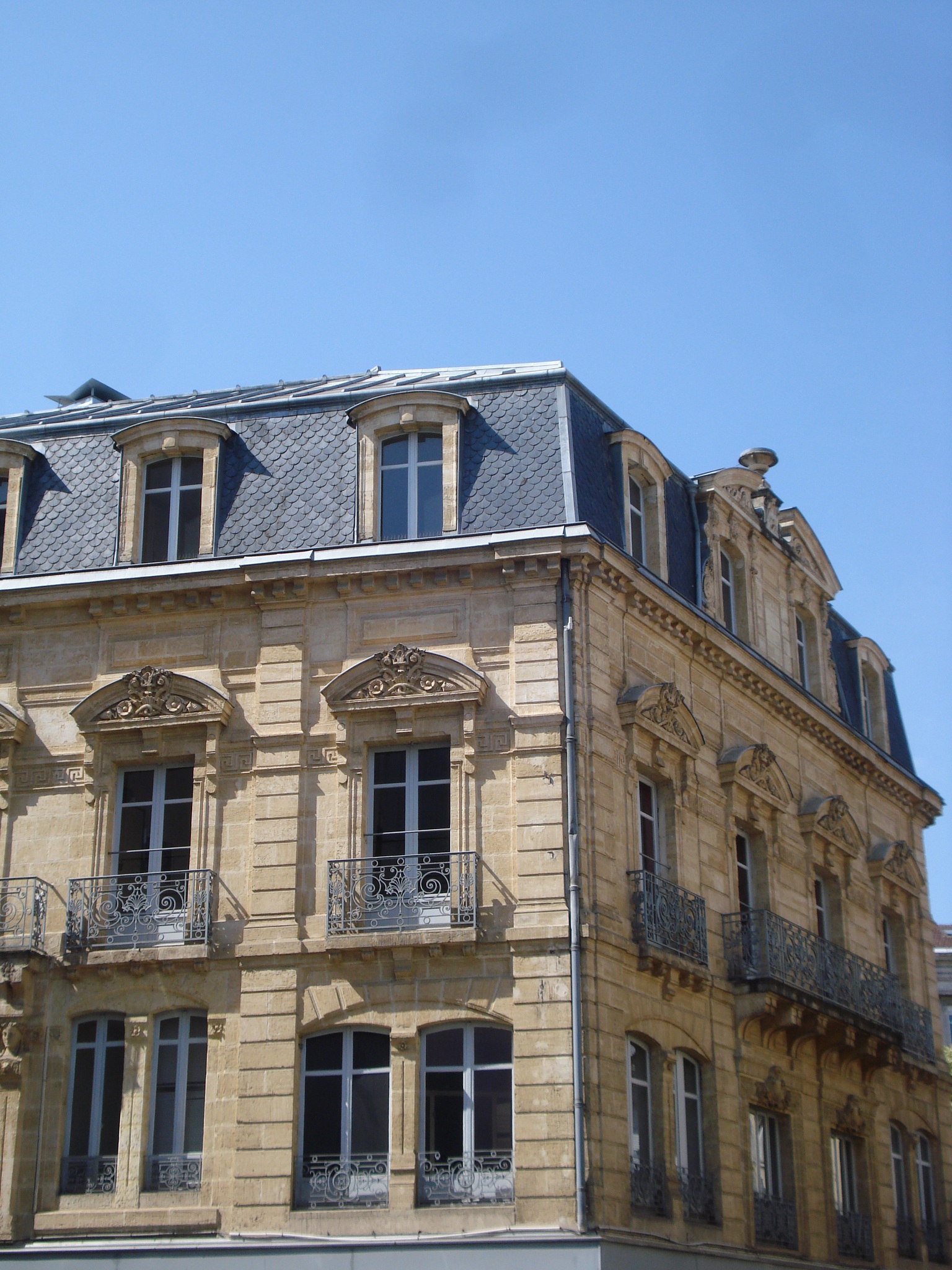 bourgeois, history, low angle view, style, nature, residential district, clear sky, facade, no people, sunlight, building exterior, outdoors, ironwork, Phone HD Wallpaper