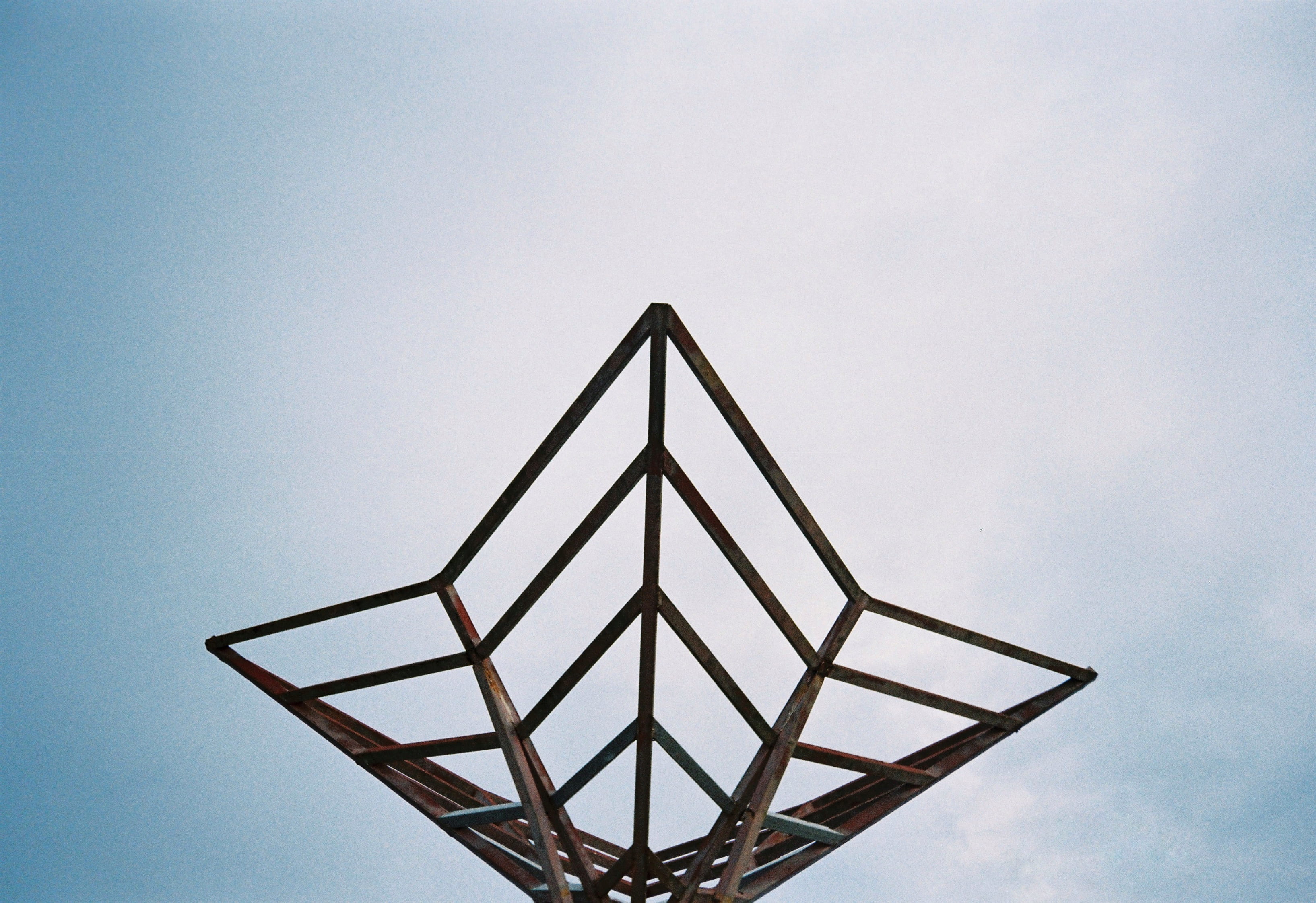 outdoor play equipment, abstract, geometric shape, 2K, architecture, sky, copy space, built structure, no people, clear sky, decoration, roadside, day, HD Wallpaper