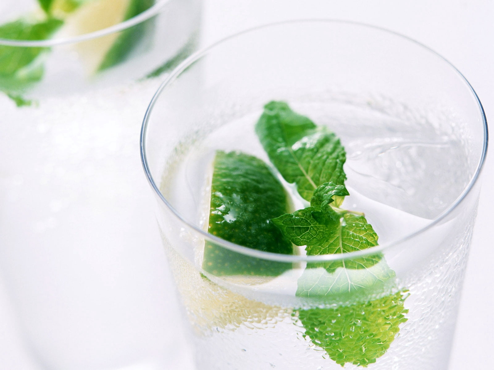 liquid, garnish, glass - Material, white, lemon, alcohol, 720P, bar - Drink Establishment, drink, mojito, rum, green Color, backgrounds, drinking Glass, HD Wallpaper
