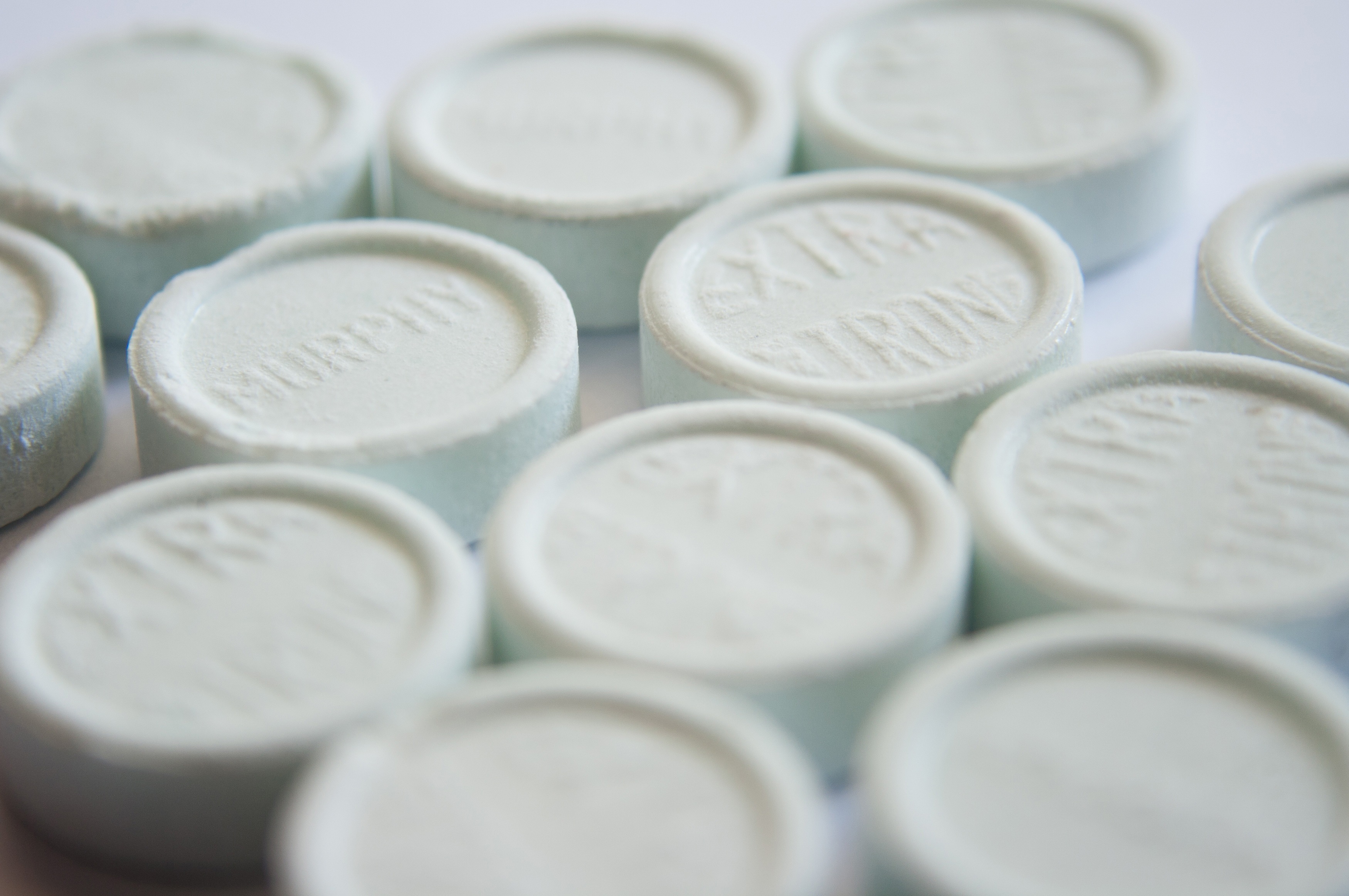 pill, food, sweet, circle, mint, spearmint, studio shot, selective focus, silver colored, business, healthcare and medicine, refreshing, flavor, treat, HD Wallpaper