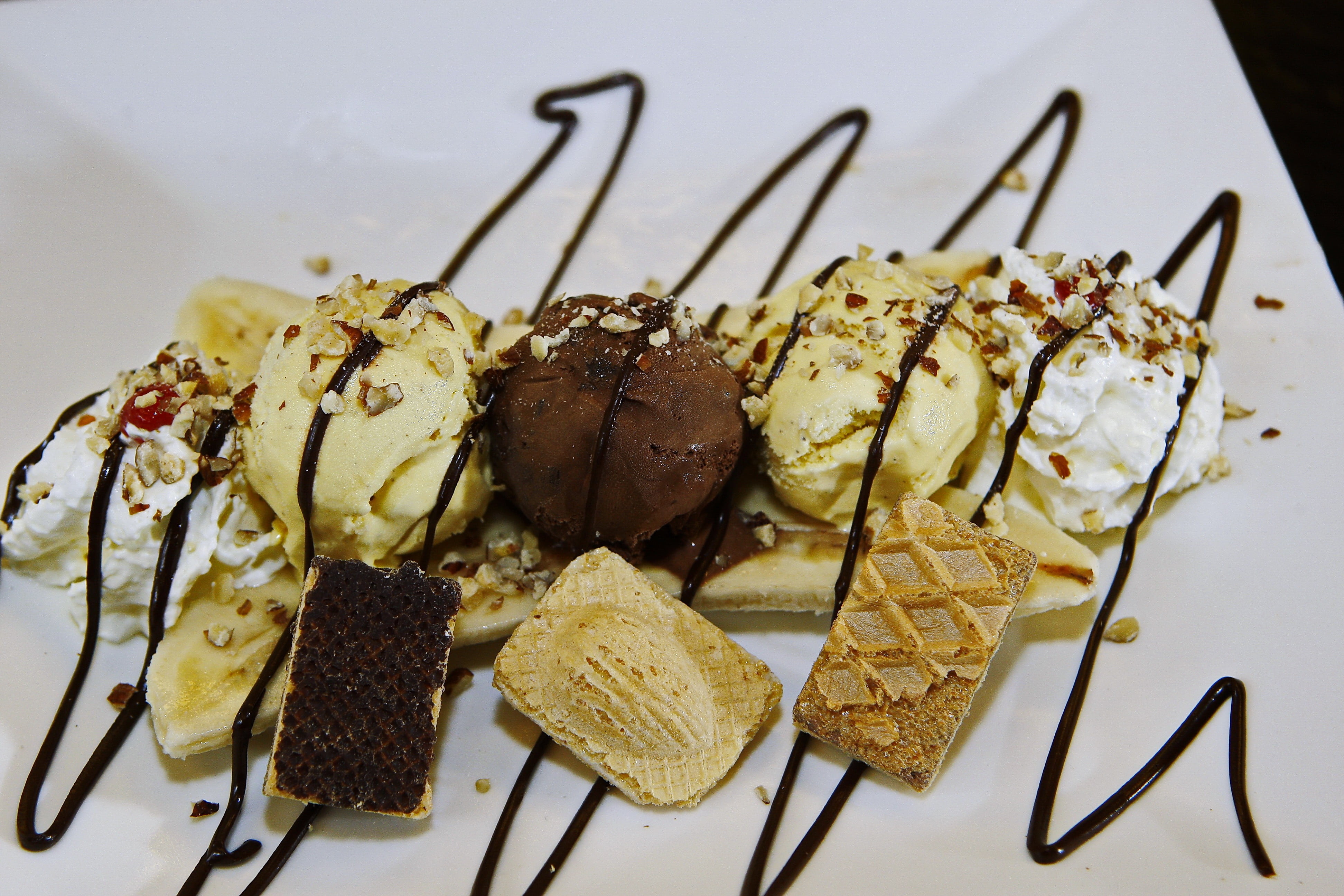4K, plate, temptation, ice, healthy eating, bananas, vanilla, indulgence, garnish, food, chocolate ice cream, sweet food, cakes, beautiful, cream, fruit, HD Wallpaper