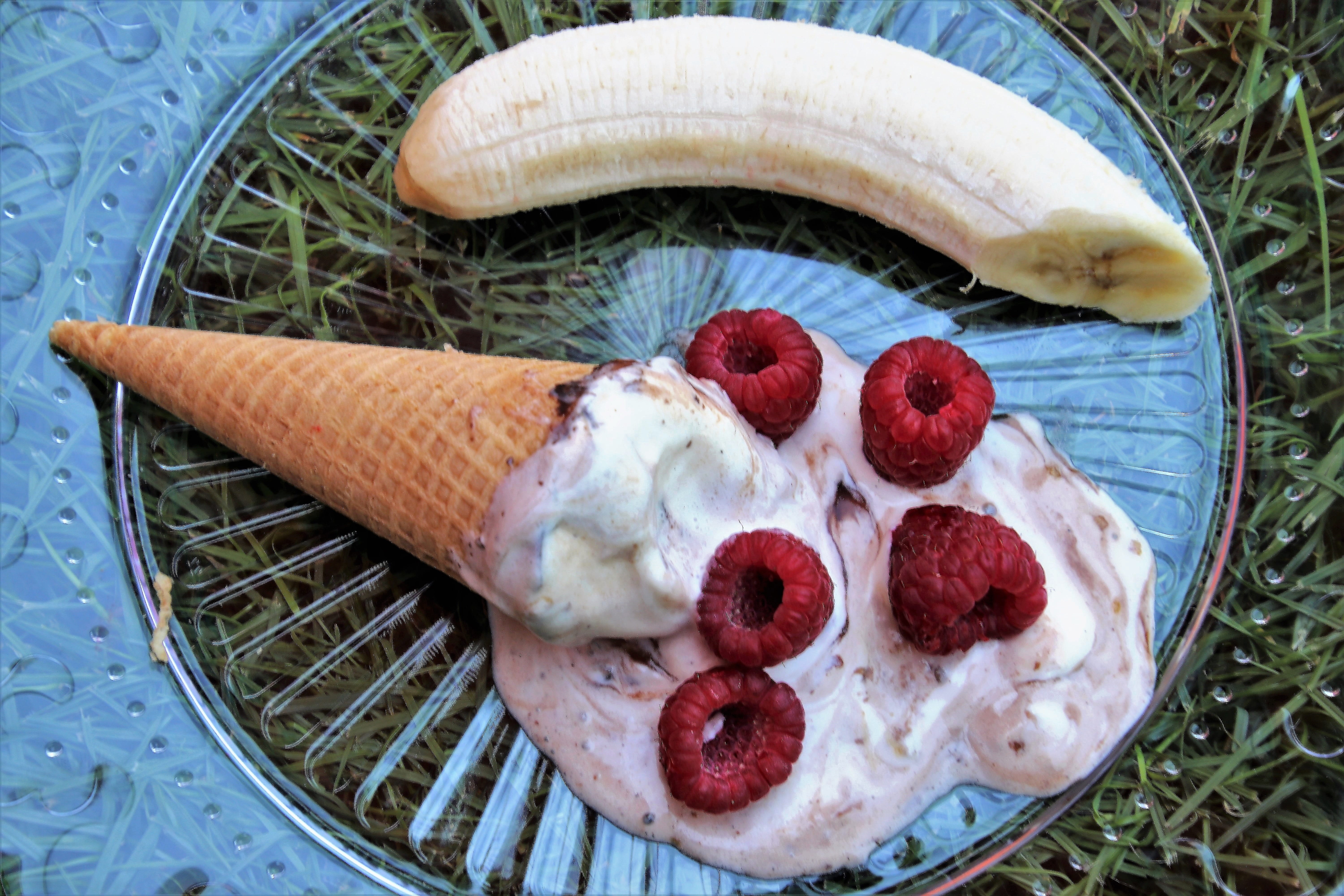 wellbeing, melting point, strawberry, cone, day, raspberries, creams, berry fruit, at the court of, raspberry, boiling hot, basket, banana, ice, melted, HD Wallpaper