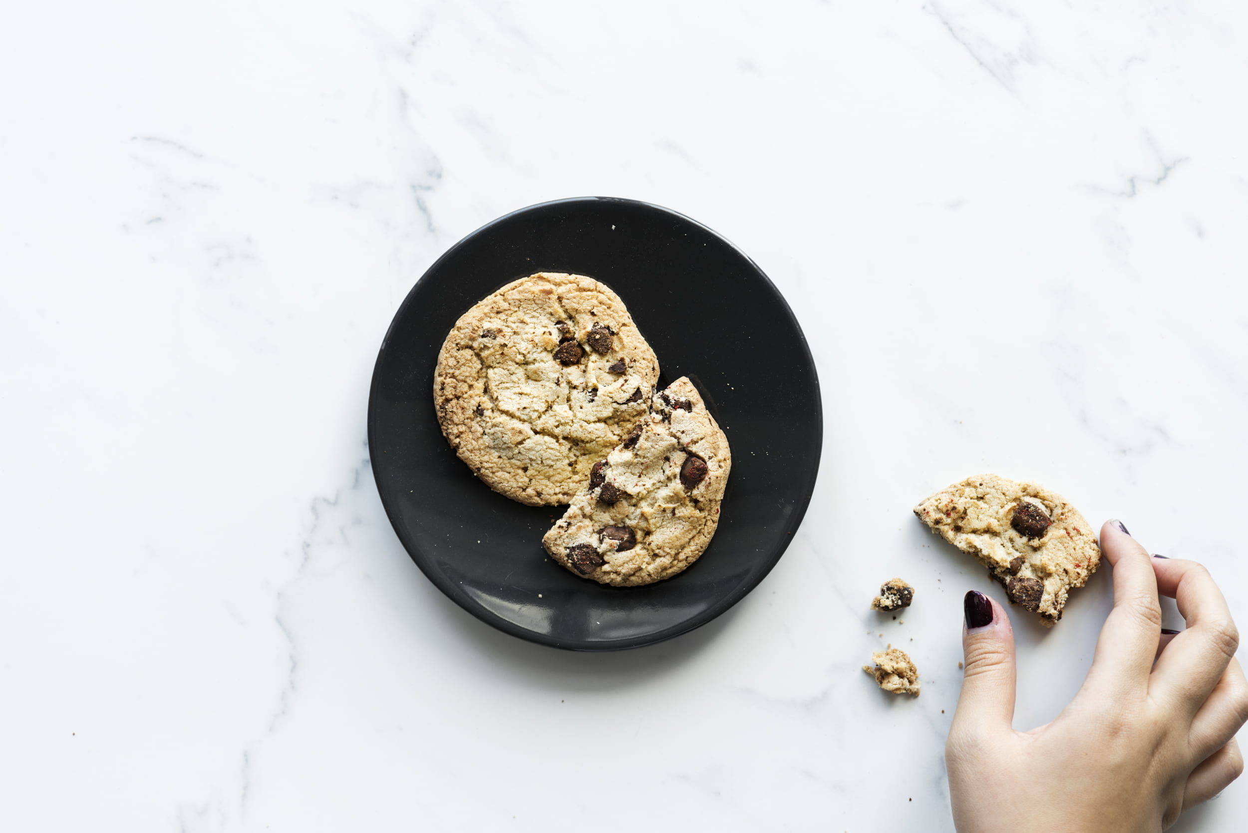 snack, directly above, human body part, chip, close-up, food and drink, food, flatlay, personal perspective, cookies, lifestyles, finger, 1080P, human hand, HD Wallpaper