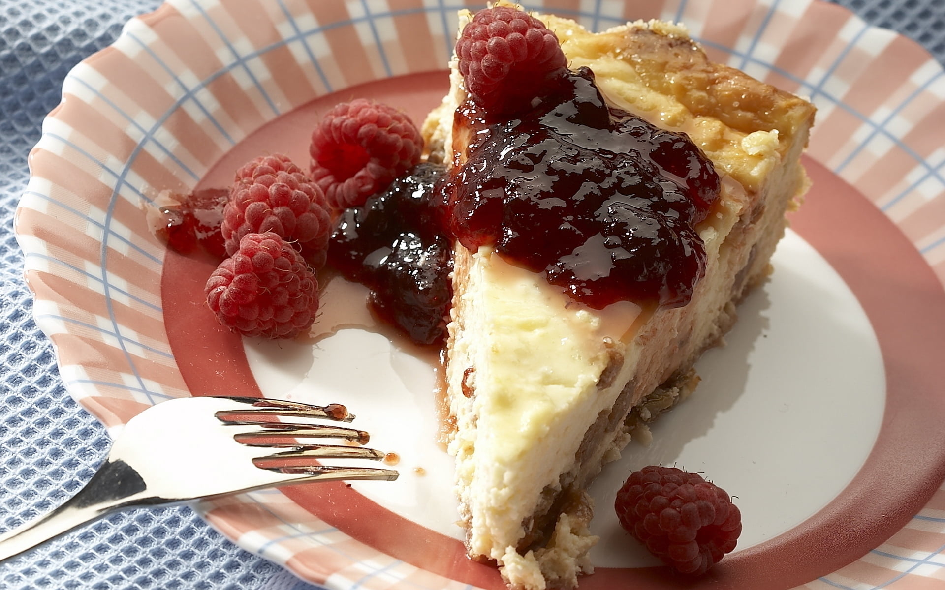 white, pie, baked, cream, tart - dessert, plate, food and drink, temptation, sweet, slice, fork, bakery, syrup, eating utensil, close-up, raspberry, chocolate, HD Wallpaper