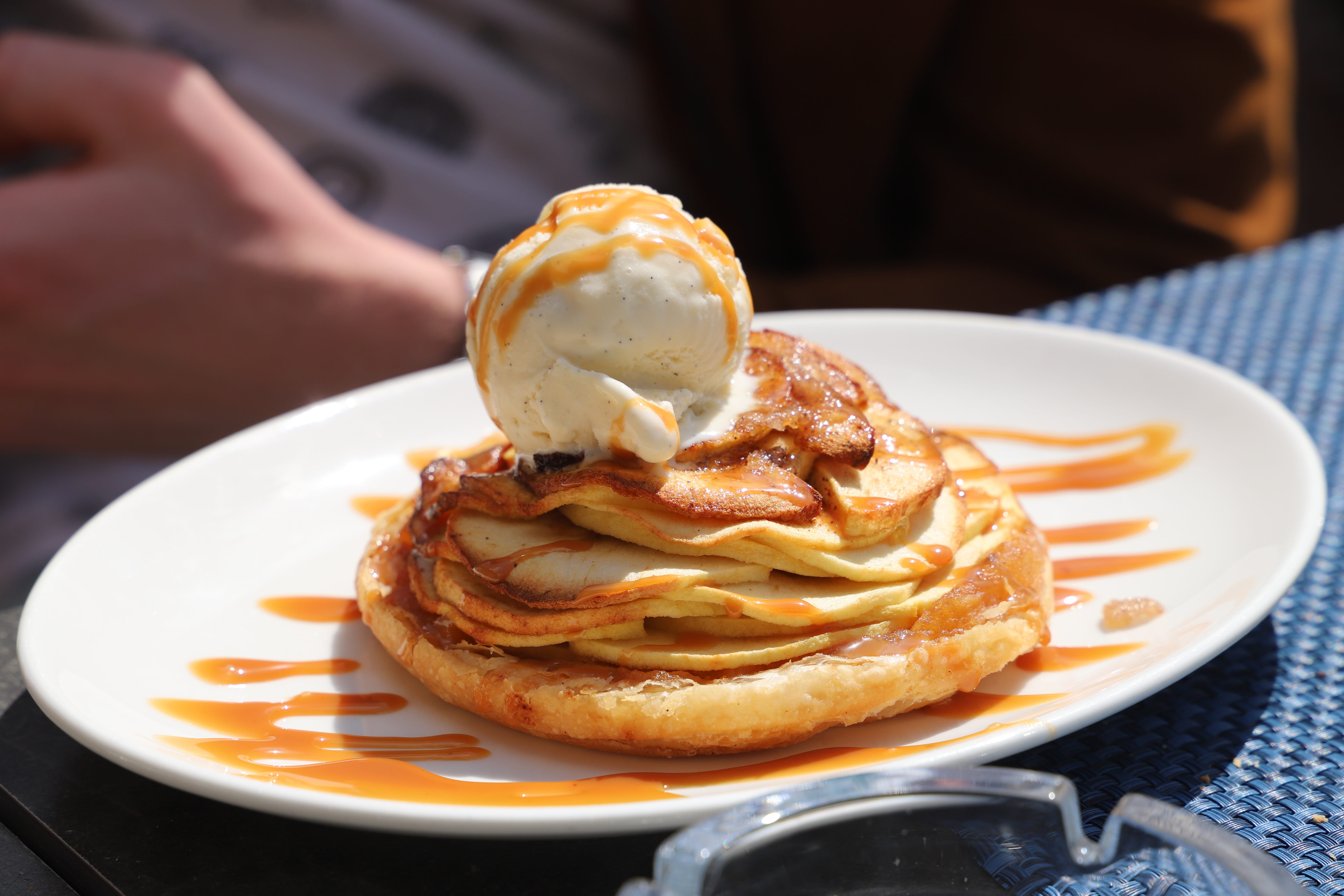 pastries, temptation, ready-to-eat, close-up, cannes, epicure, food, pancake, cream, no person, food and drink, syrup, tarte aux pommes, finger, indoors, HD Wallpaper