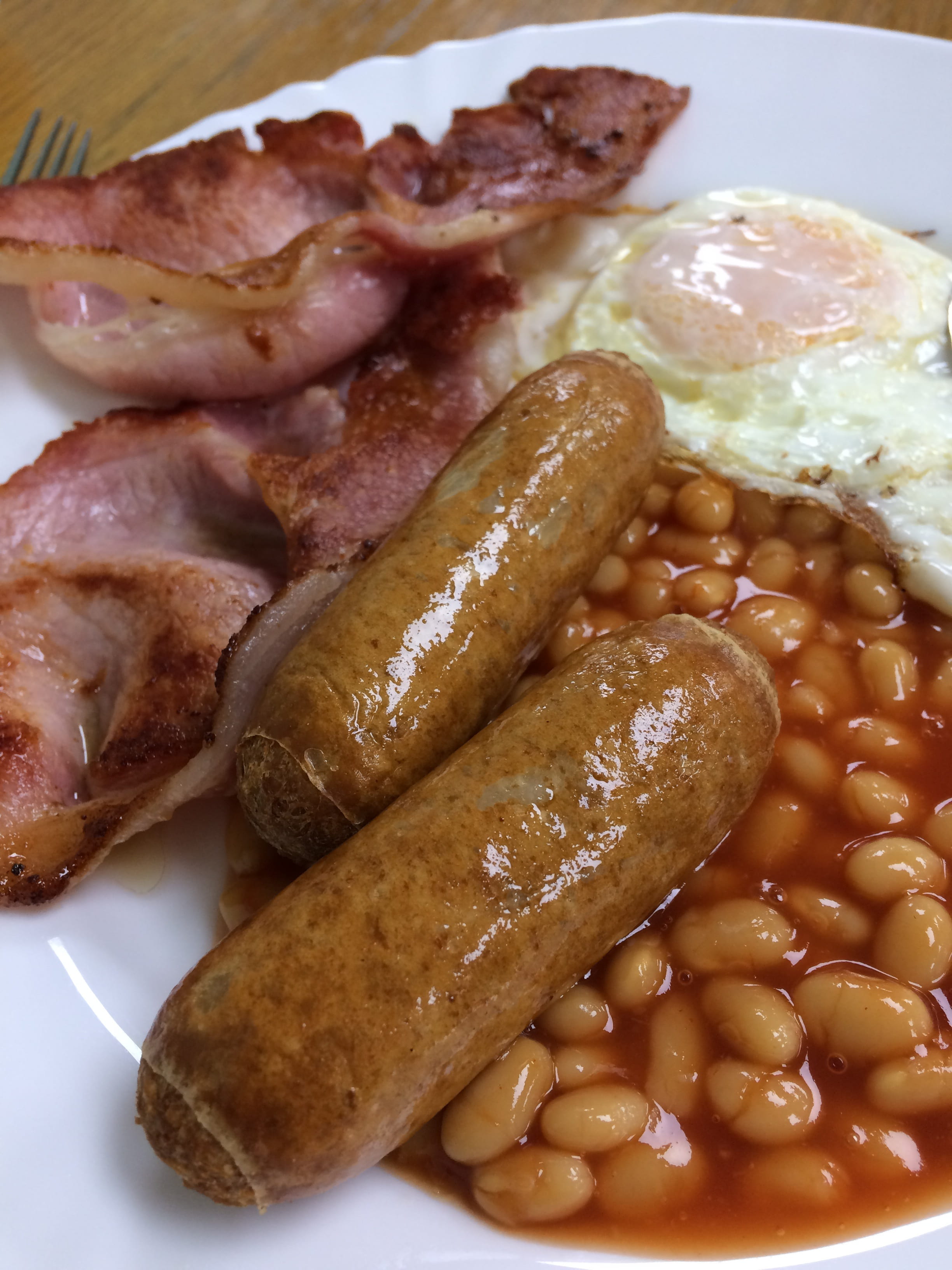 meat, healthy eating, cooking, 2K, baked beans, ready-to-eat, delicious, epicure, morning, close-up, sausage, meal, cooked, eating, ingredient, bacon, Phone HD Wallpaper