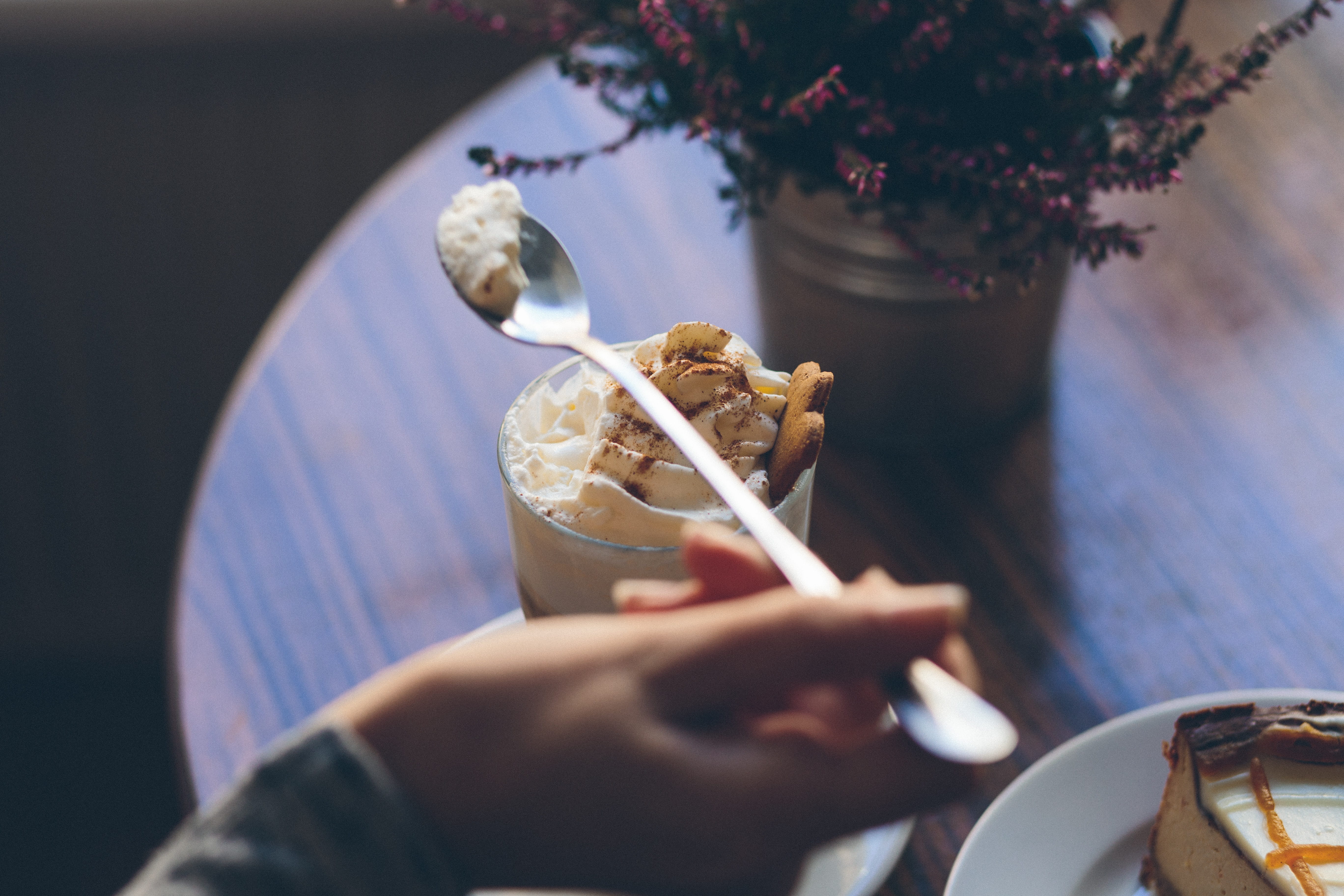 coffee, snack, food, eating utensil, gingerbread, cafe, food and drink, cream, meal, freshness, kitchen utensil, human hand, hand, female, indoors, table, HD Wallpaper