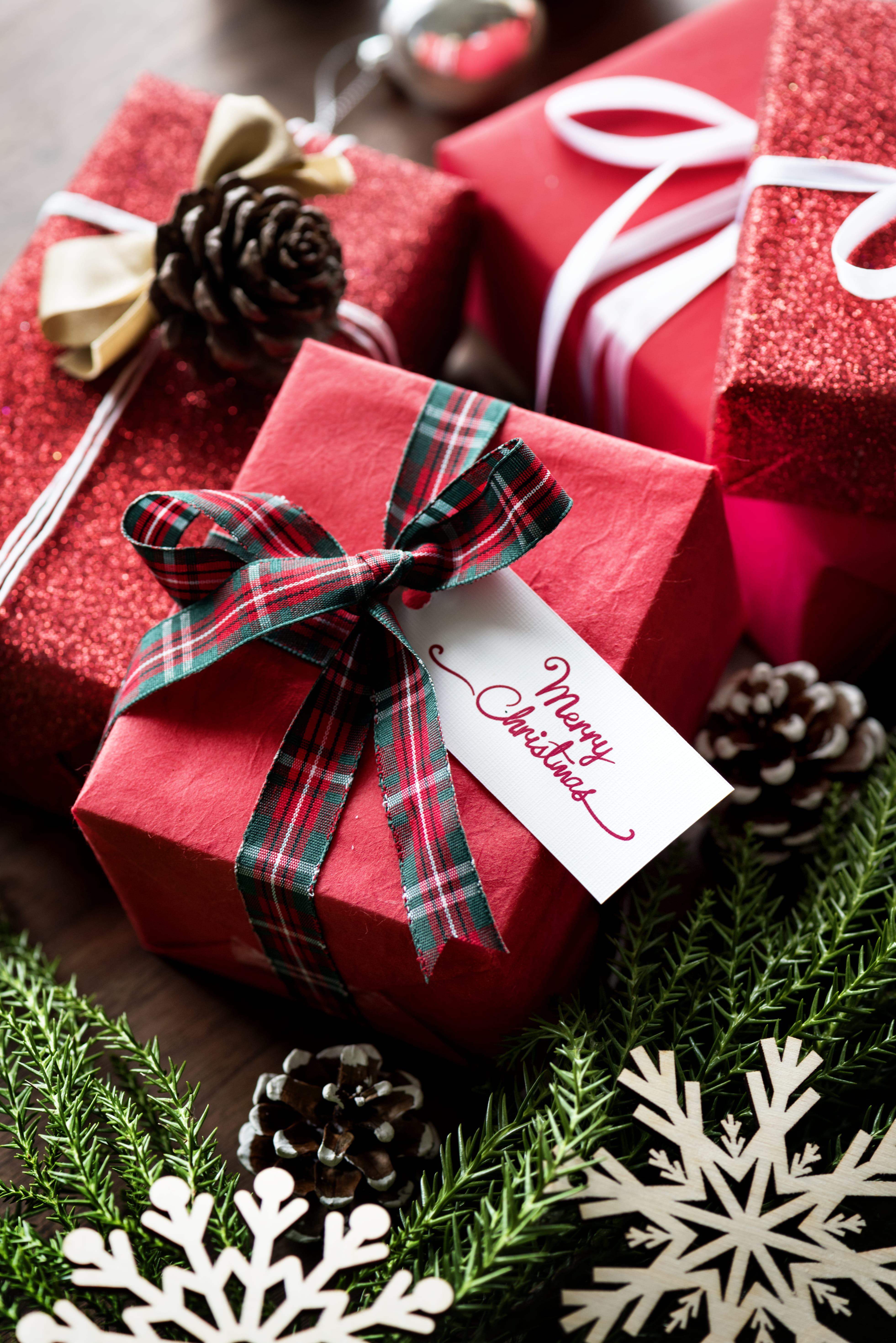 gift box, no people, wrapped, decoration, celebrate, gift, tag, xmas, ribbon - sewing item, yule, present, red, new year, holiday, 5K, yuletide, pinecones, Phone HD Wallpaper