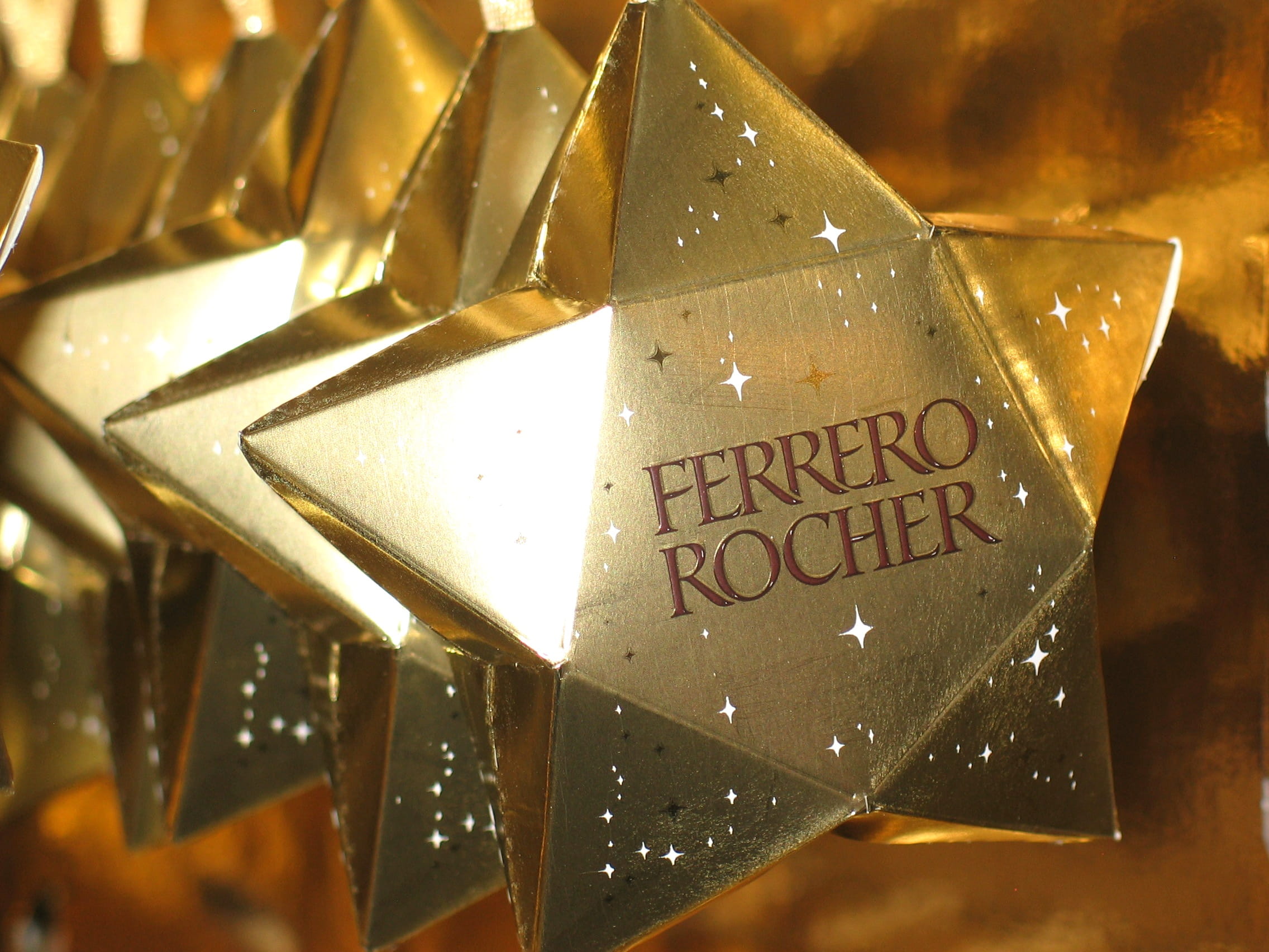chocolate star, communication, chocolates, packaging, Trailers, light, sweetness, gold, gift, treat, chocolate, candy, love, christmas, pastries, depend, HD Wallpaper